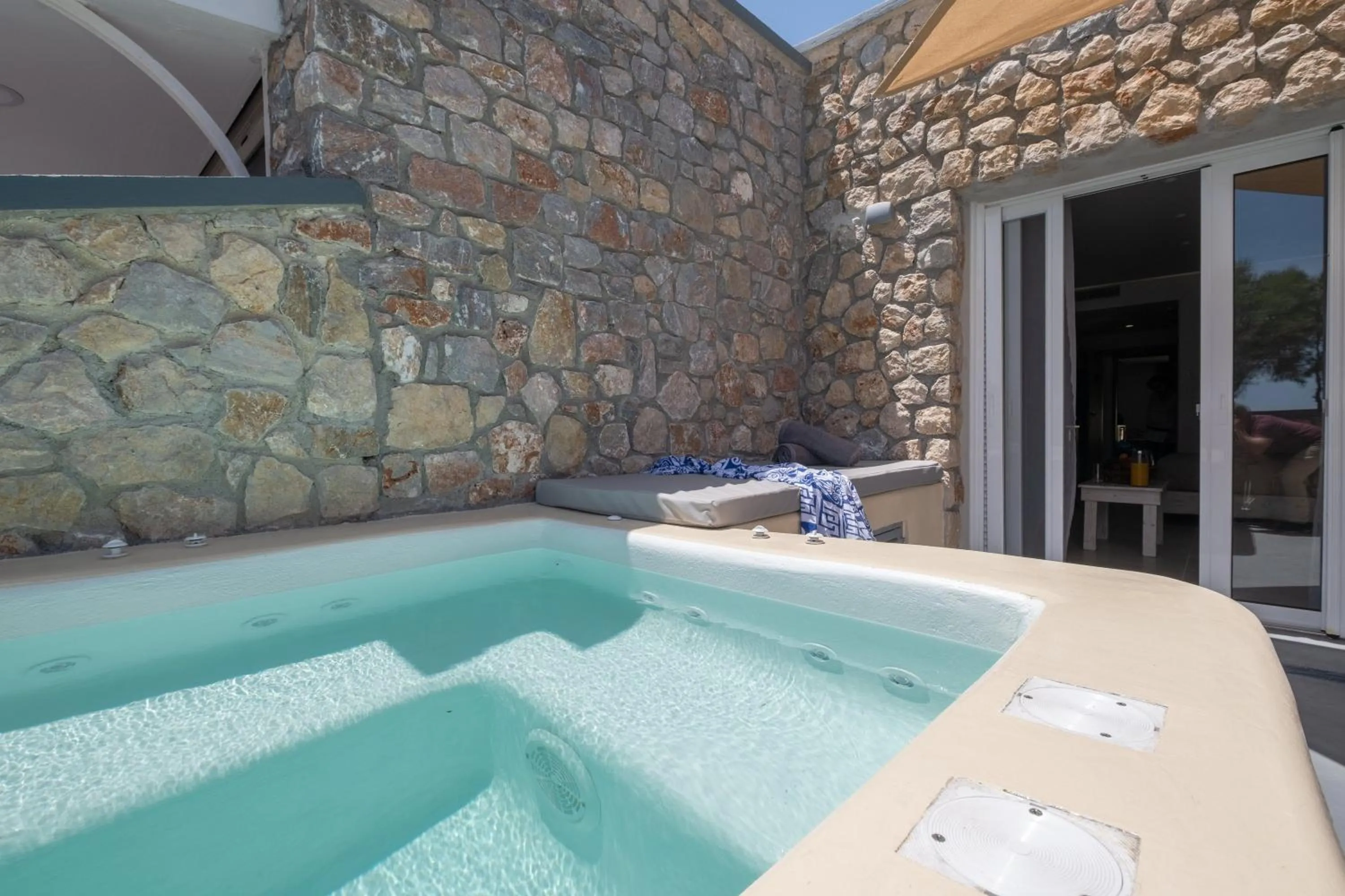 Cyclops Beach Apartments