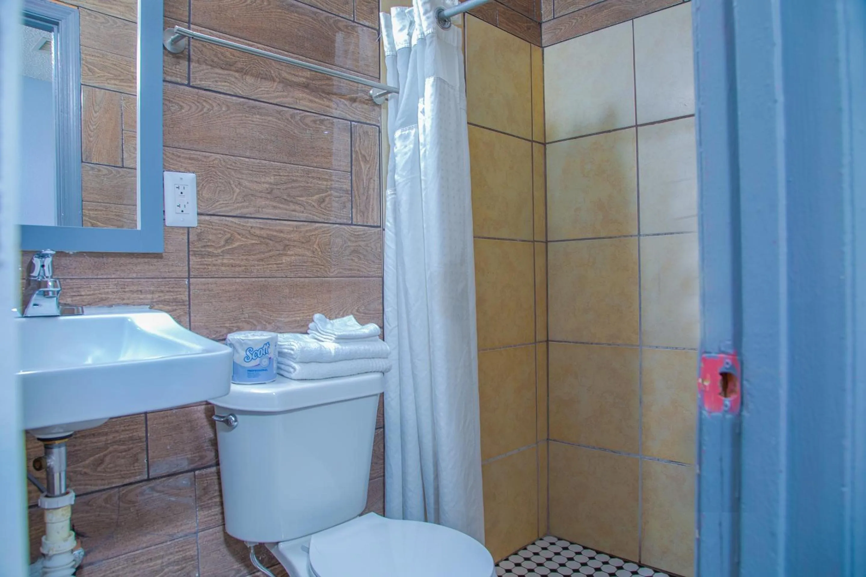 Bathroom in OYO Hotel I-20 Decatur, East Atlanta