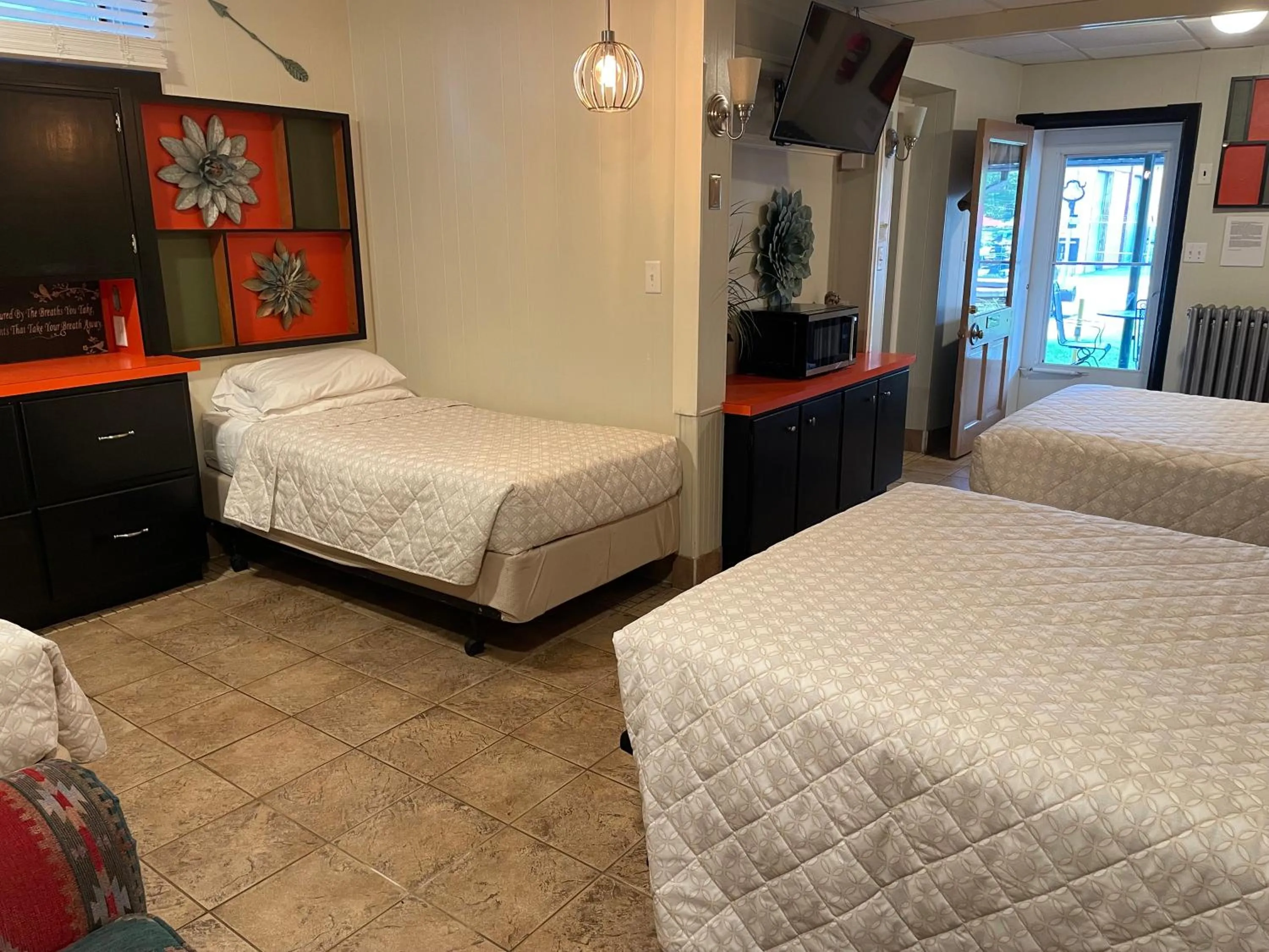 Photo of the whole room, Bed in Simmons Motel and Suites