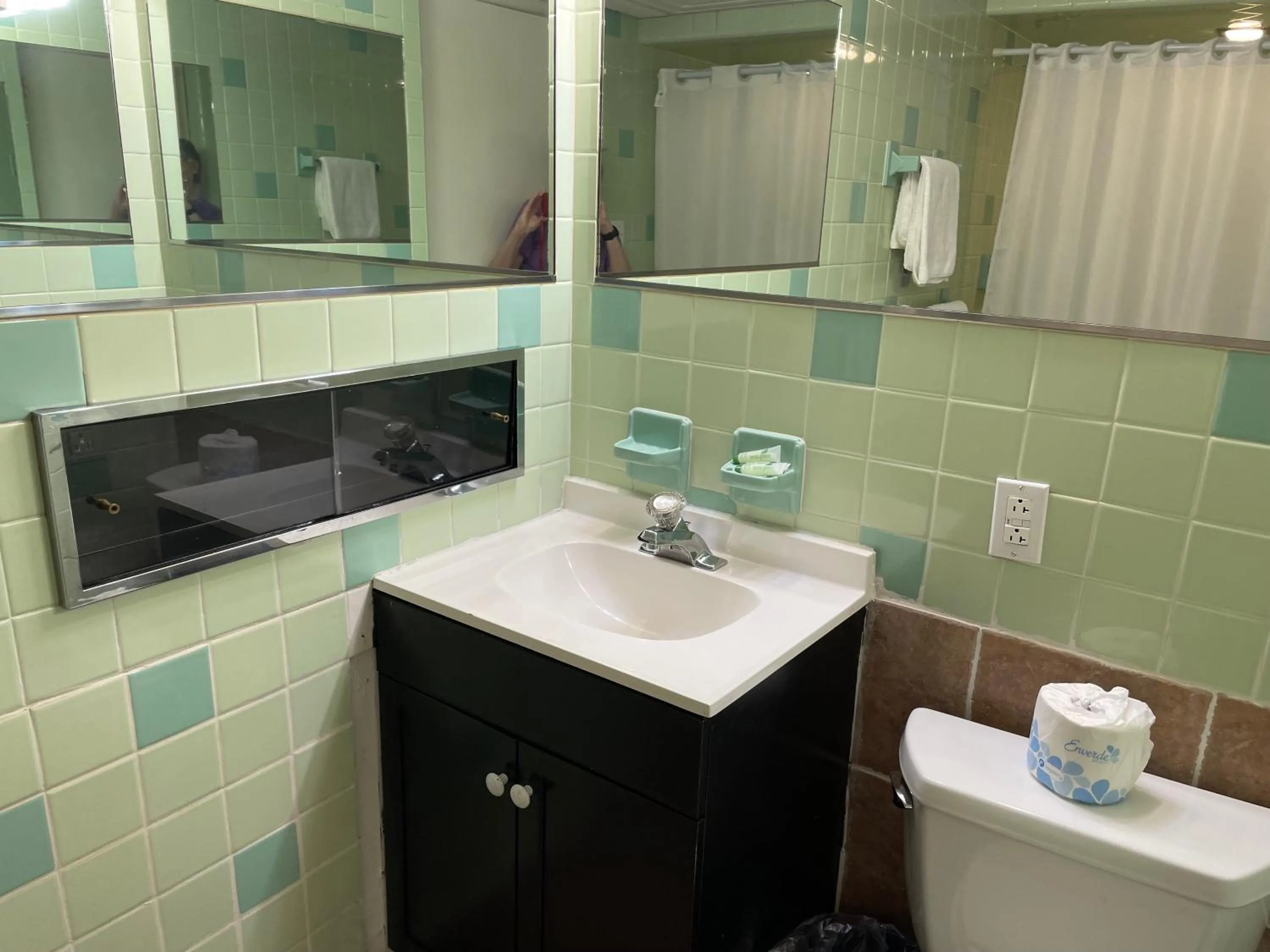 Bathroom in Simmons Motel and Suites