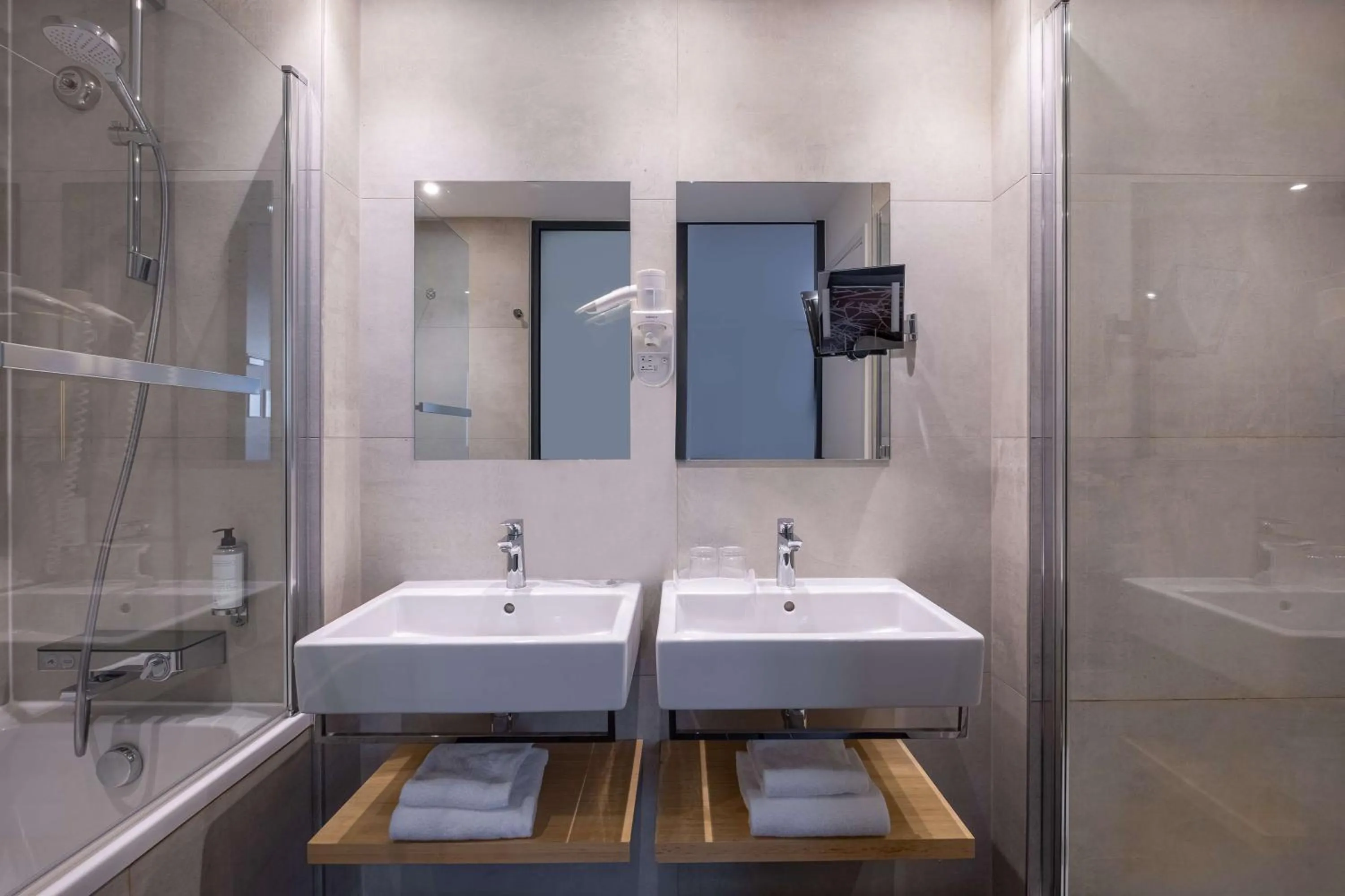 Bathroom in Grand Hotel Francais