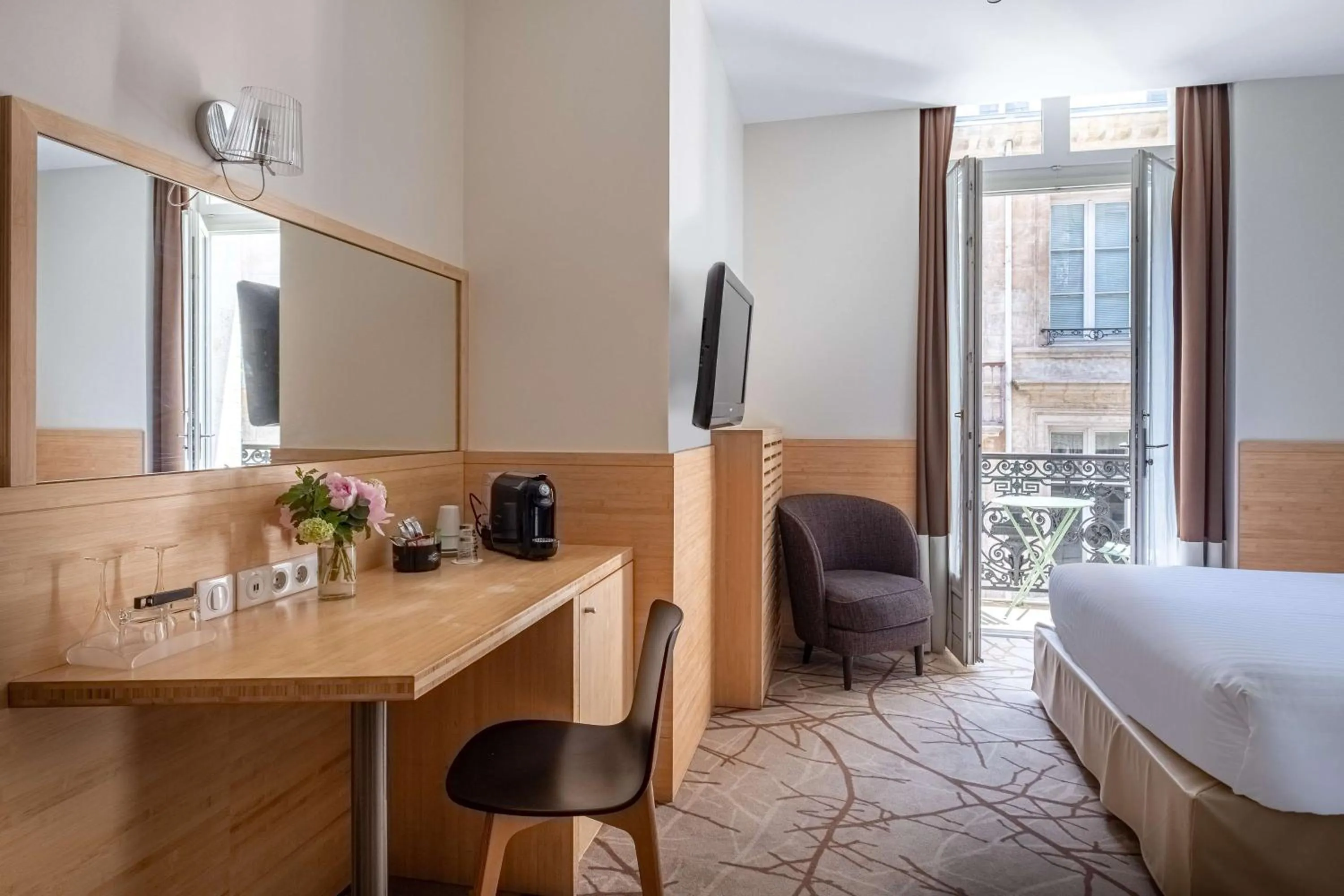 Bedroom, Bed in Grand Hotel Francais