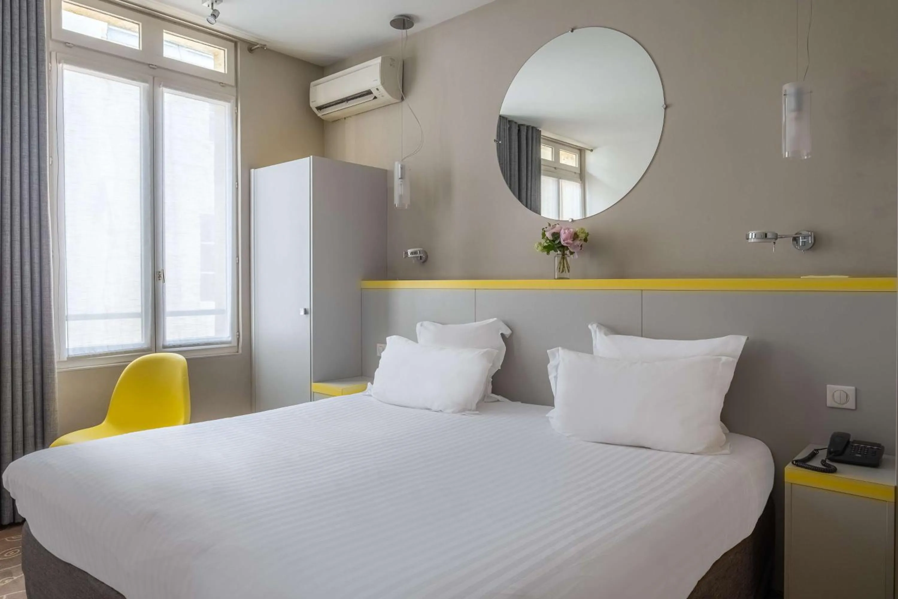 Bedroom, Bed in Grand Hotel Francais