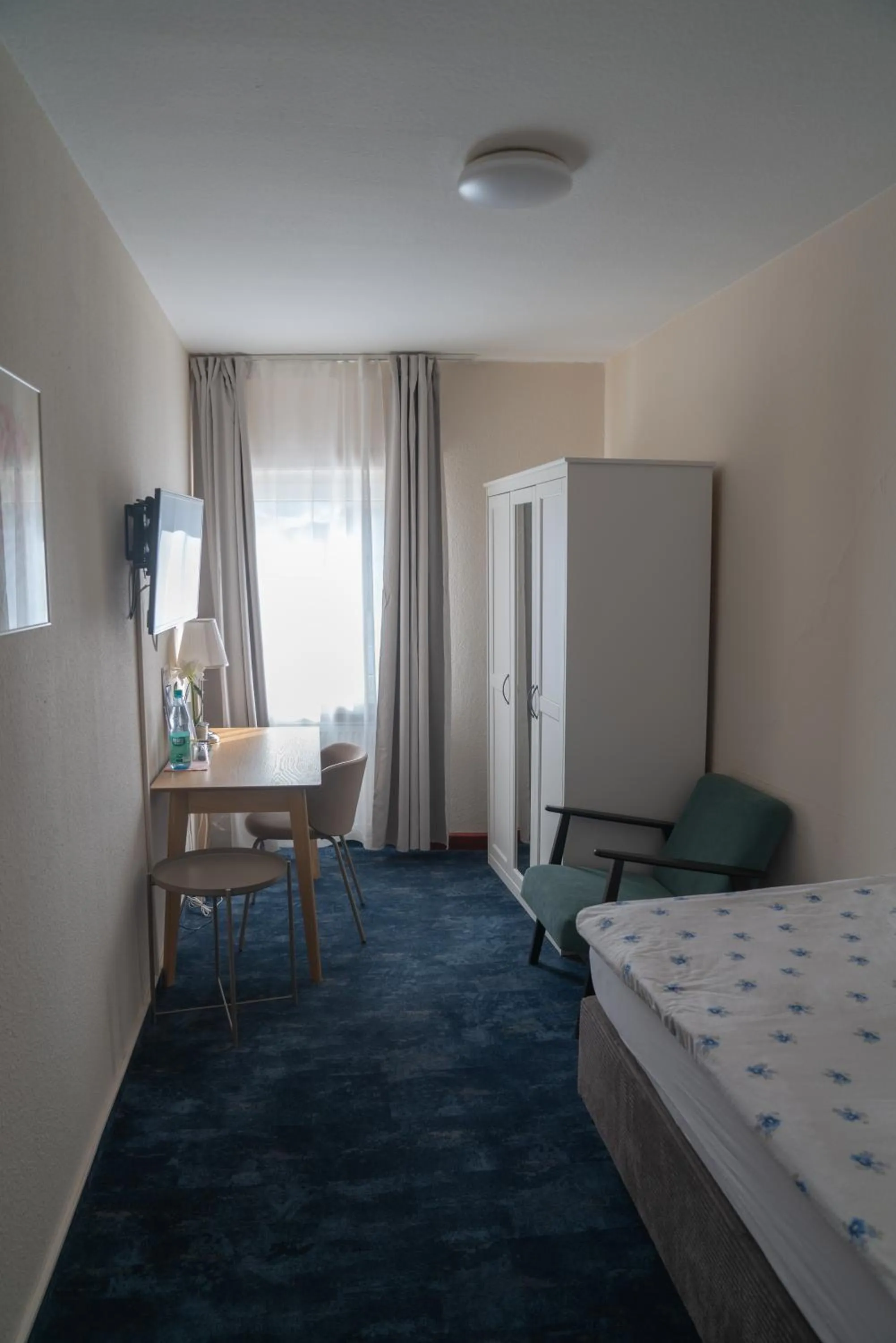 Photo of the whole room, Bed in Hotel zum Grafen Hallermunt