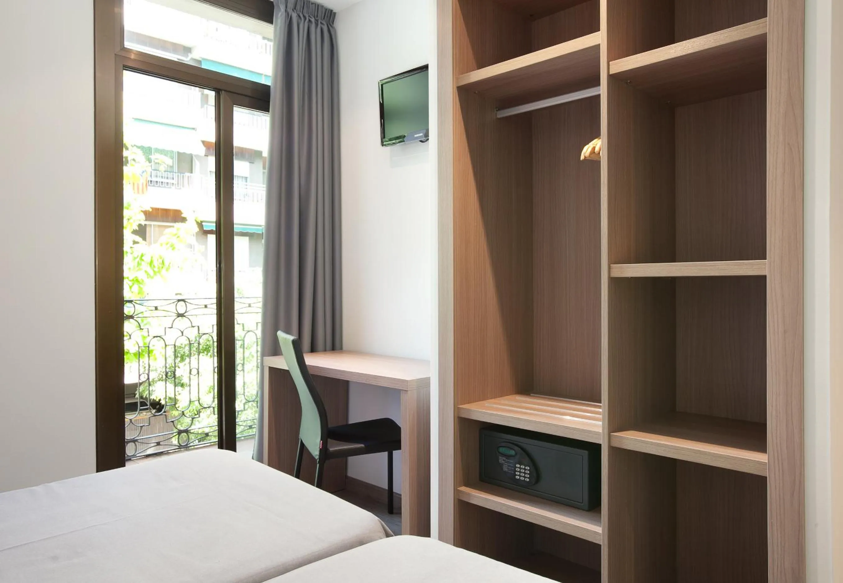 TV and multimedia, Bed in Hostal Centric