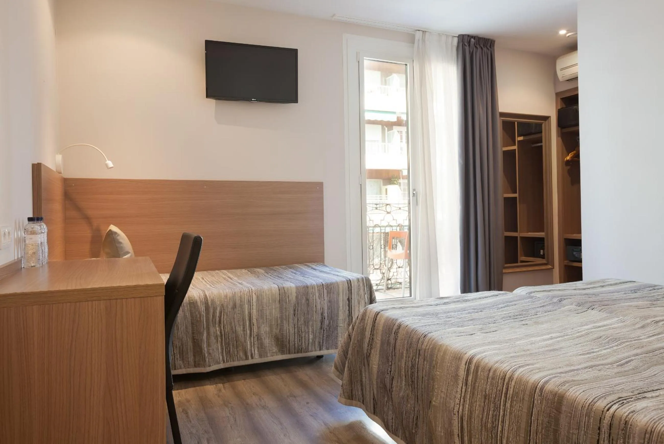 TV and multimedia, Bed in Hostal Centric