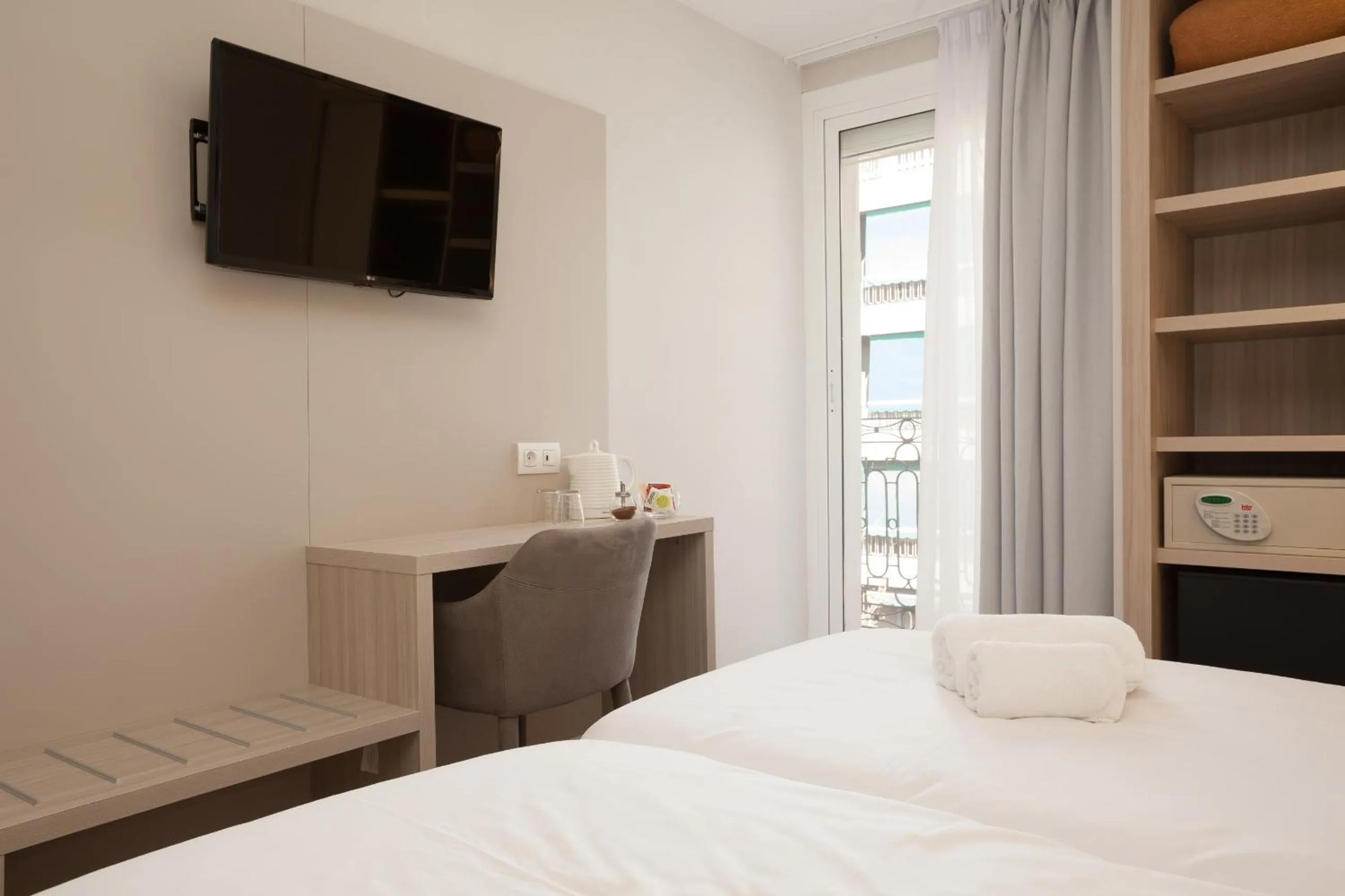 TV and multimedia, Bed in Hostal Centric