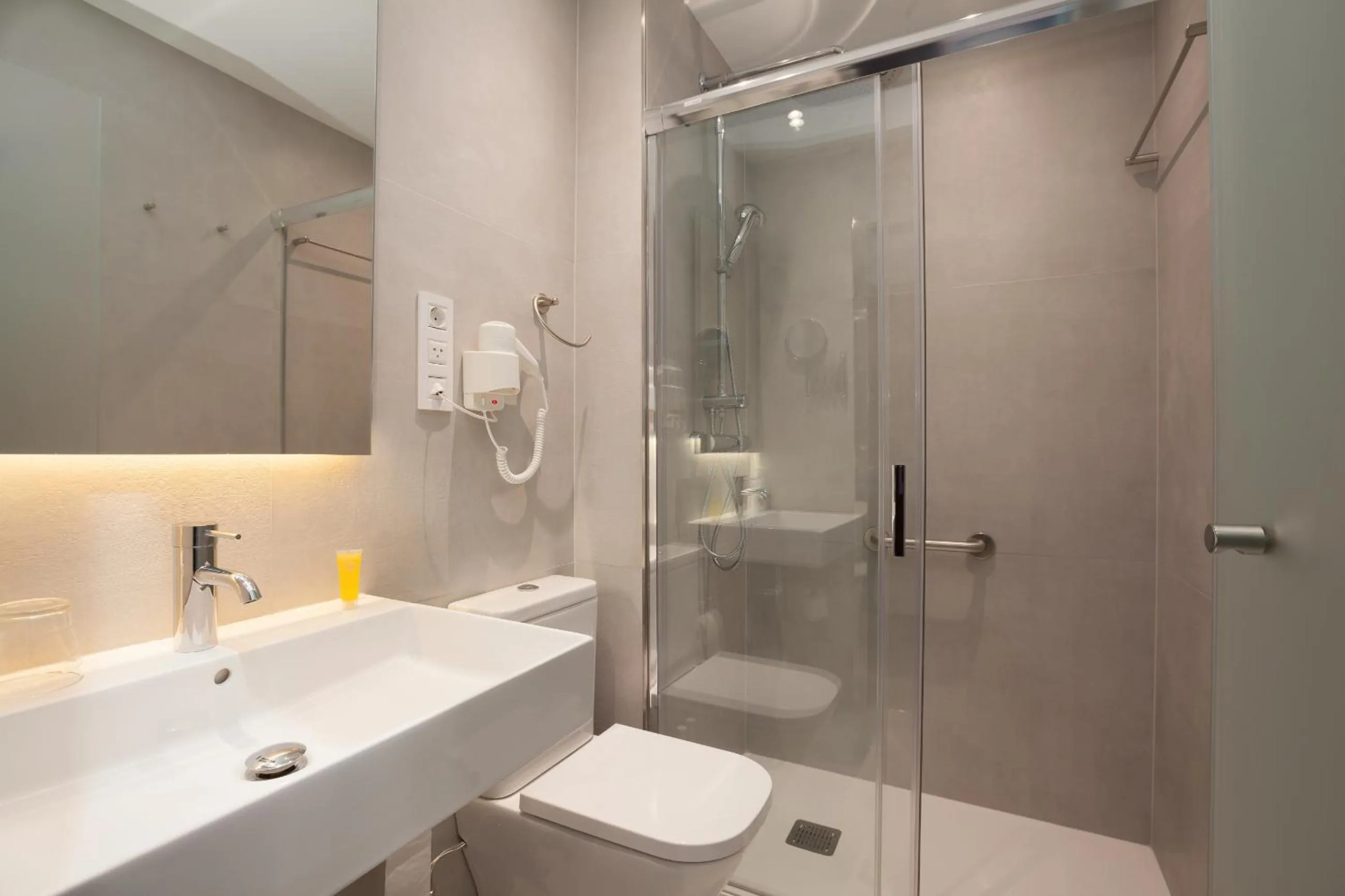 Shower in Hostal Centric