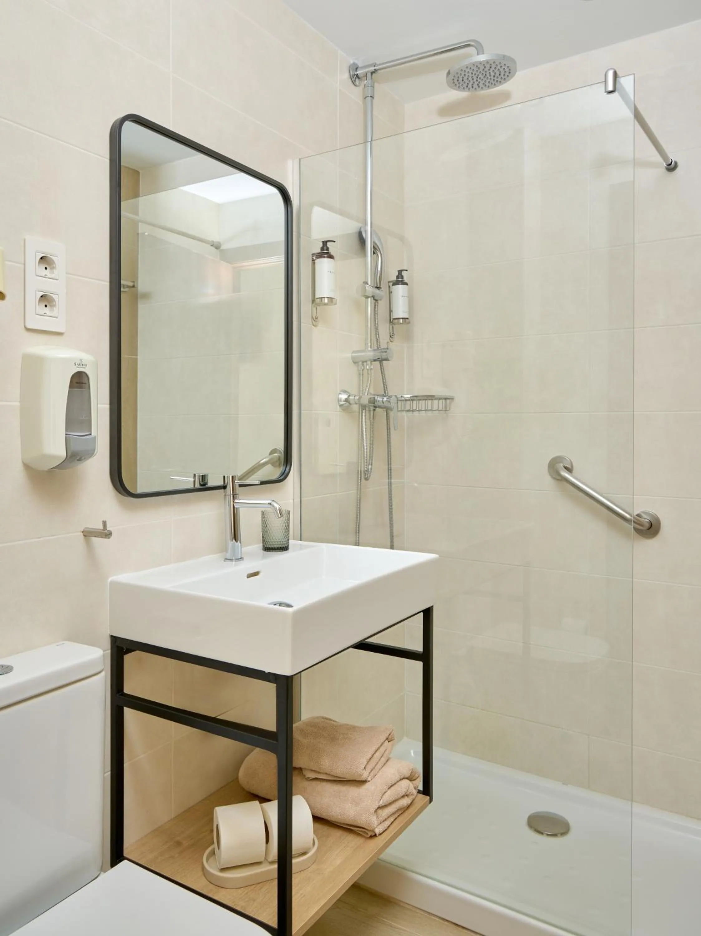 Shower in Hostal Centric