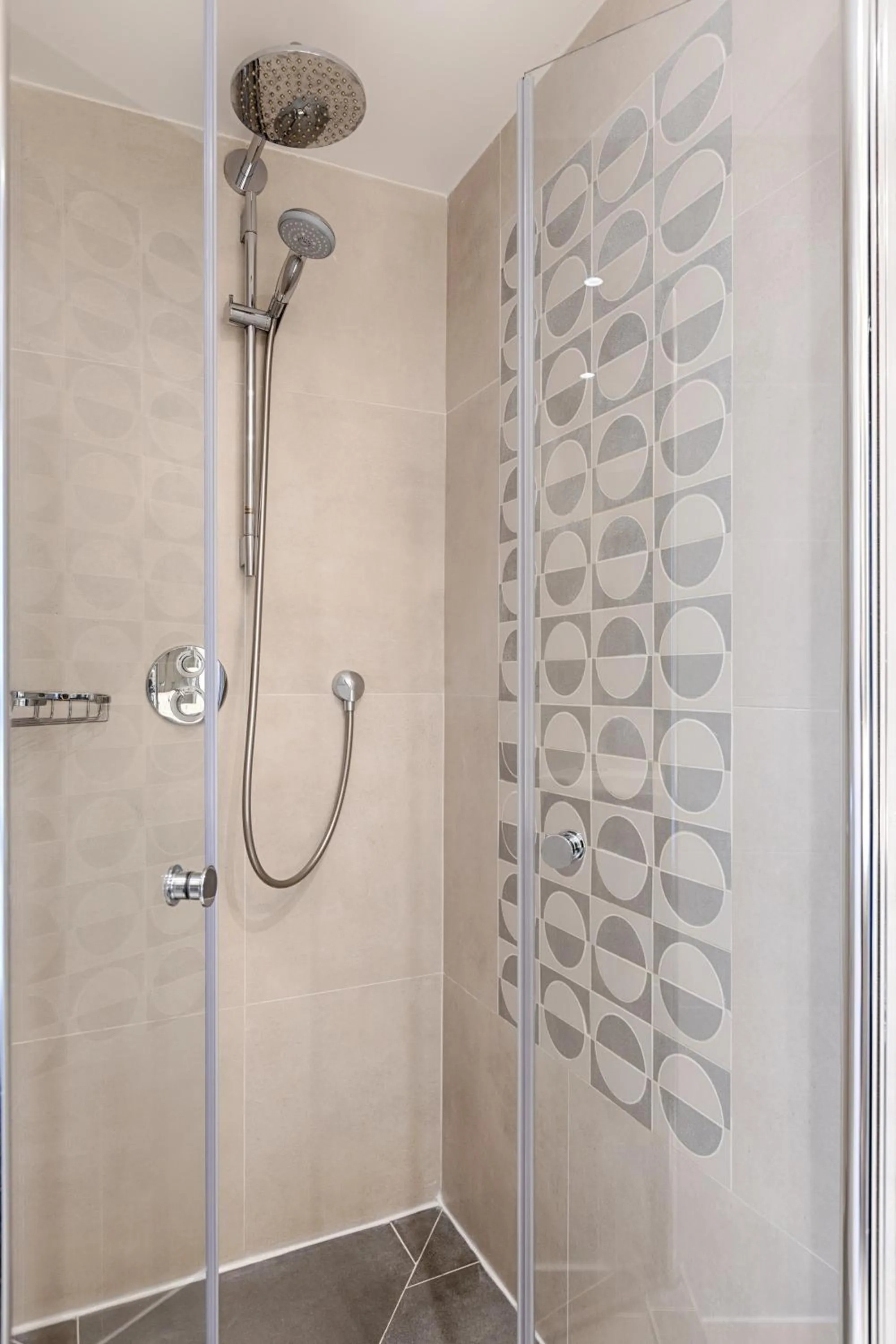 Shower in Hôtel A La Villa des Artistes