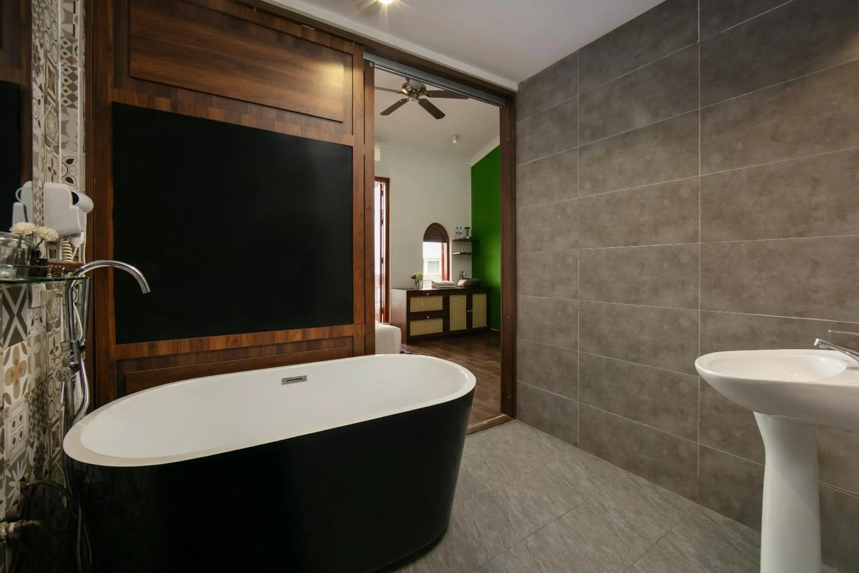 Deluxe Double Room with City View in Hanoi Backpackers Hostel & Rooftop bar Deluxe Double Room with City View in Hanoi Backpackers Hostel & Rooftop bar