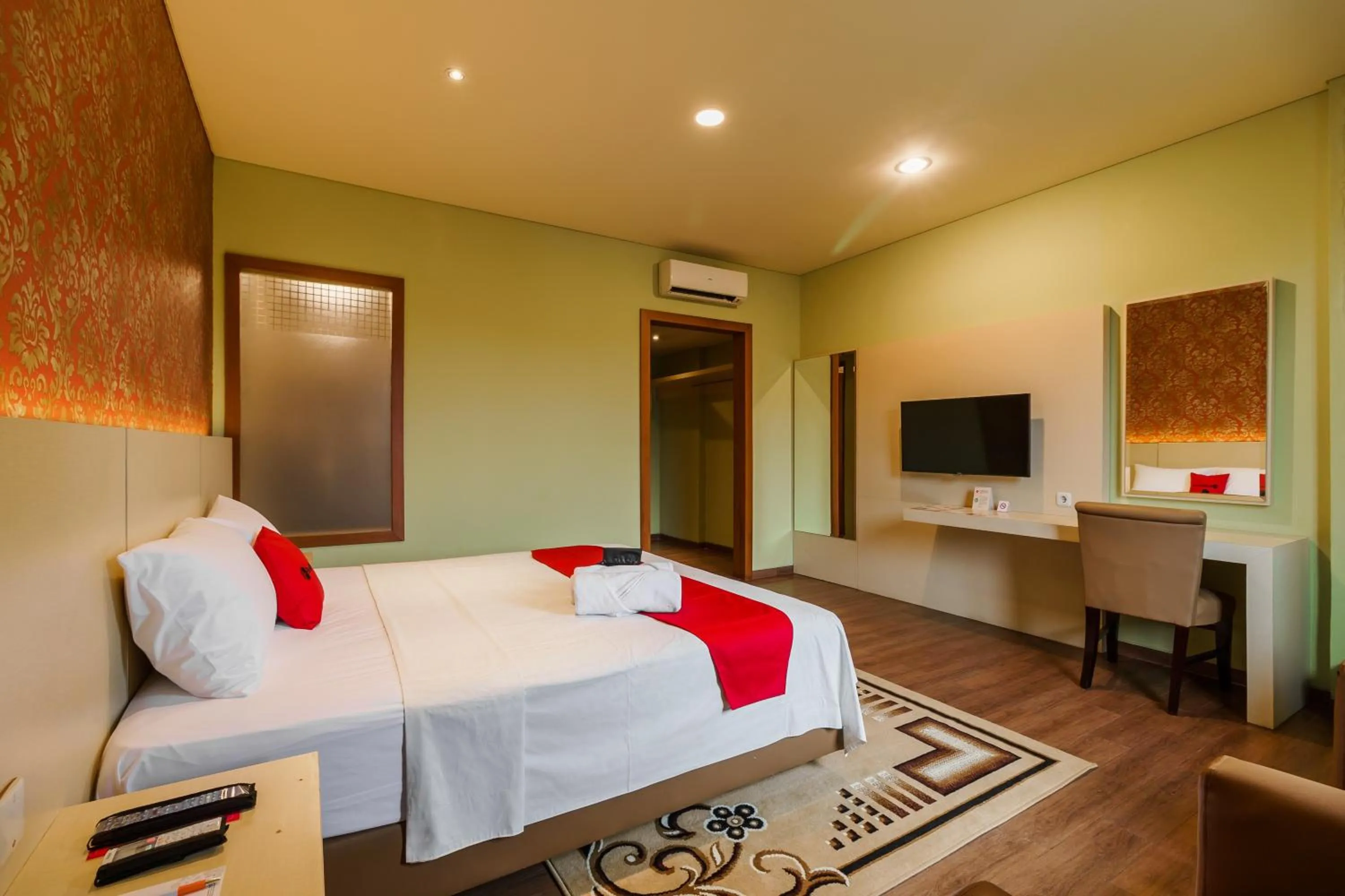 Bedroom, Bed in RedDoorz Plus near Dunia Fantasi Ancol
