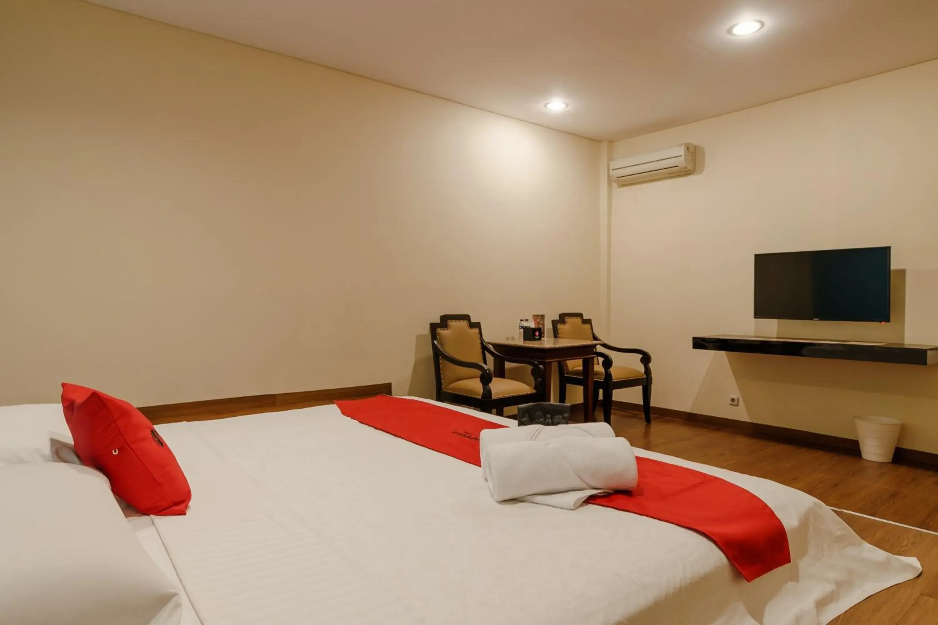 Double Room in RedDoorz Plus near Dunia Fantasi Ancol Double Room in RedDoorz Plus near Dunia Fantasi Ancol