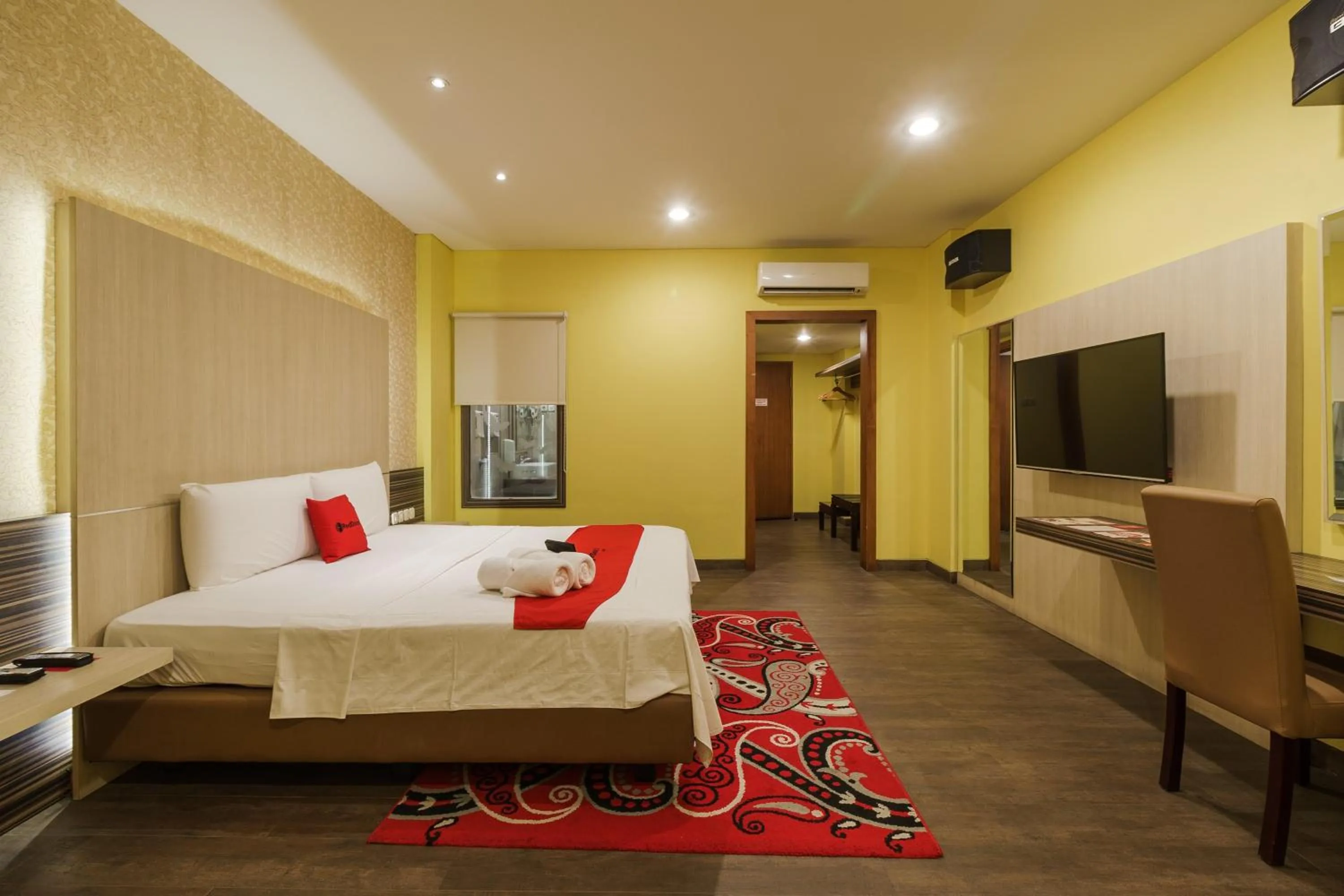 Bedroom, Bed in RedDoorz Plus near Dunia Fantasi Ancol