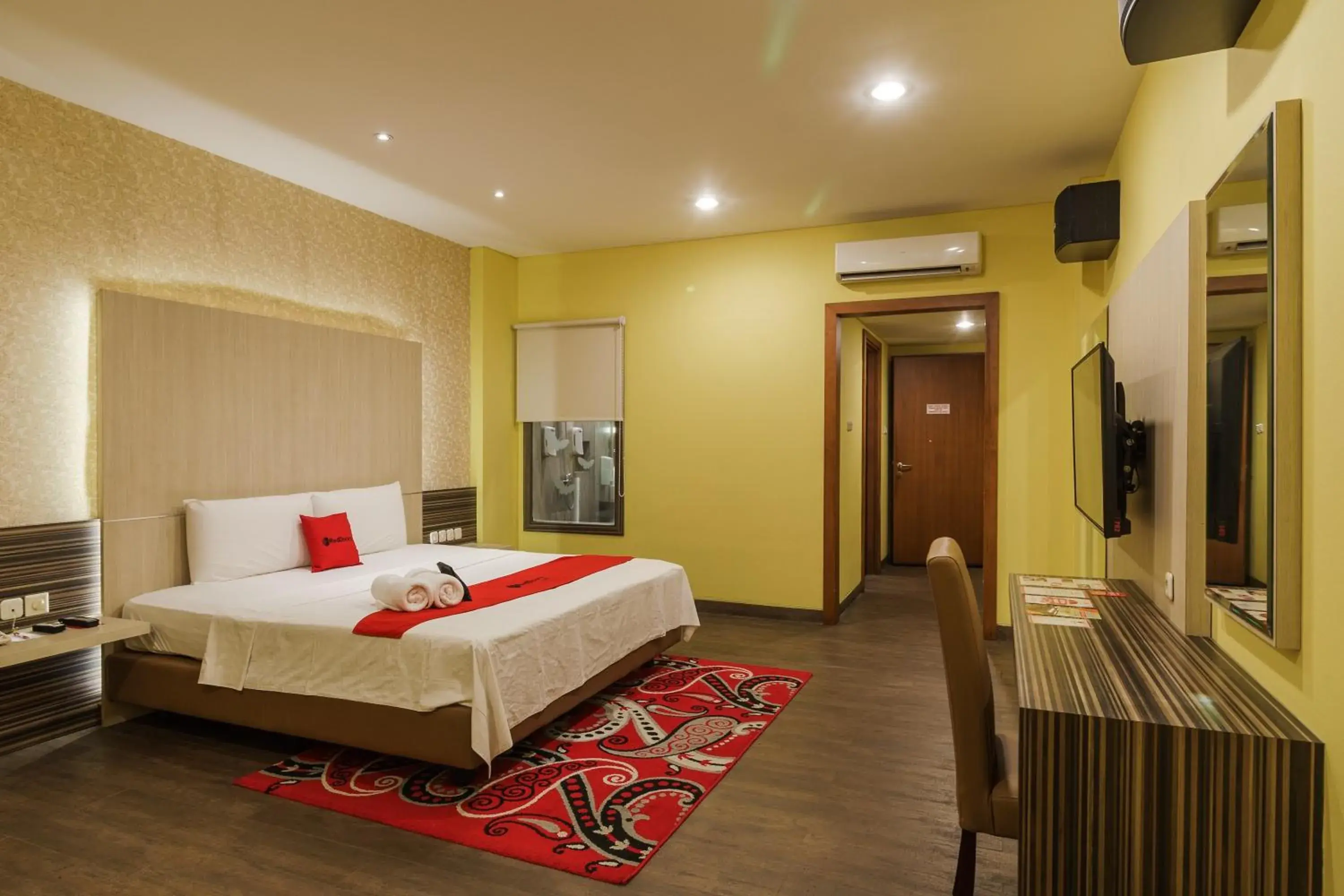Superior Double Room in RedDoorz Plus near Dunia Fantasi Ancol Superior Double Room in RedDoorz Plus near Dunia Fantasi Ancol
