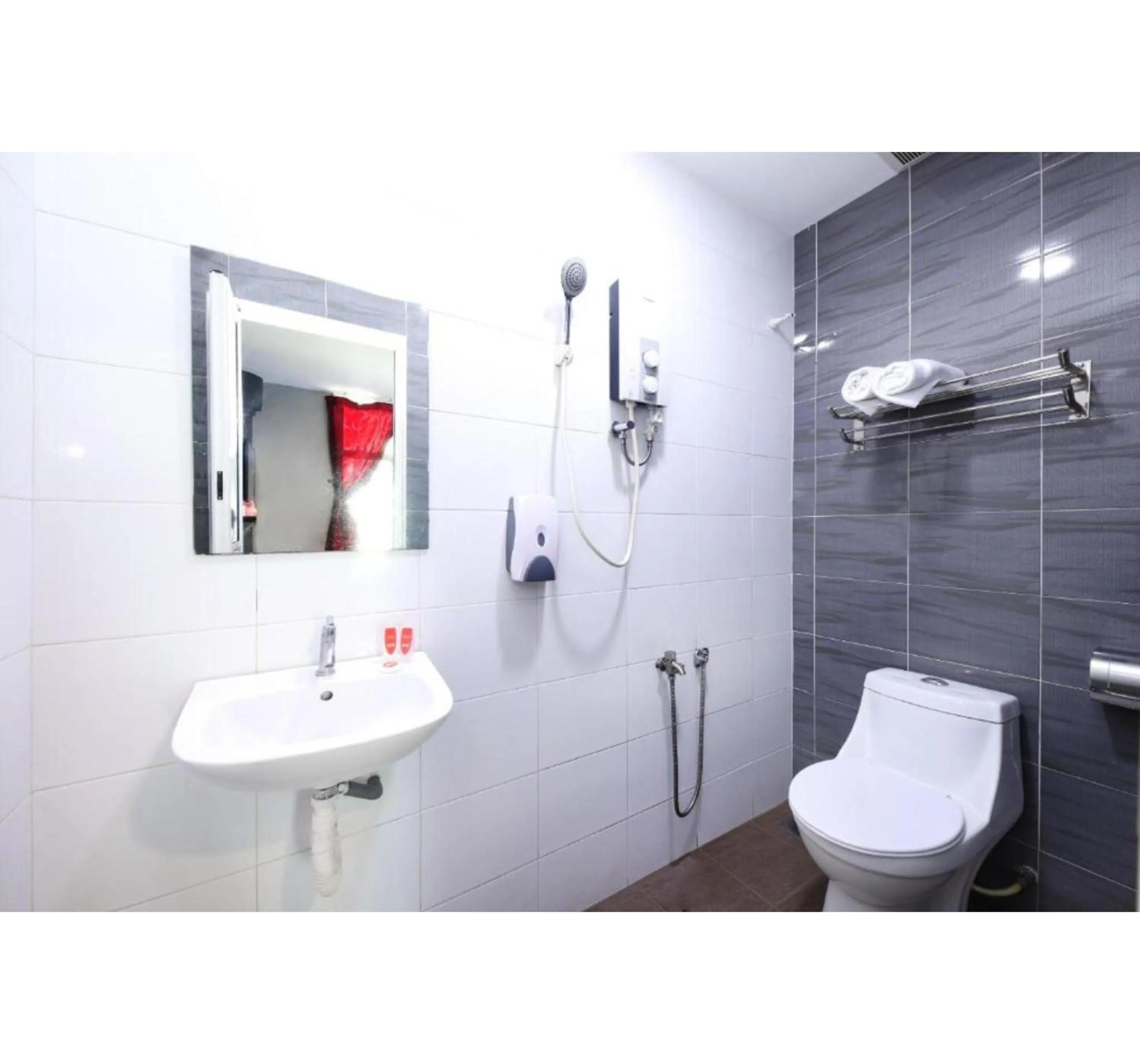 Bathroom in Super OYO 1018 Telang Usan Hotel Miri