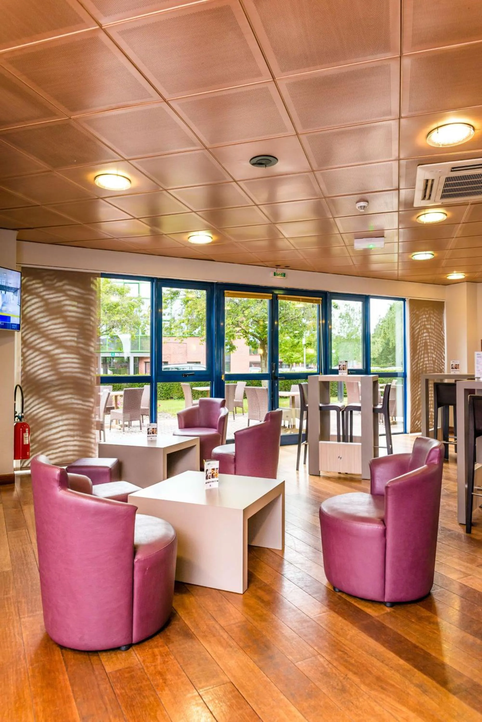 Lounge or bar in Brit Hotel Rennes St Grégoire – Le Villeneuve