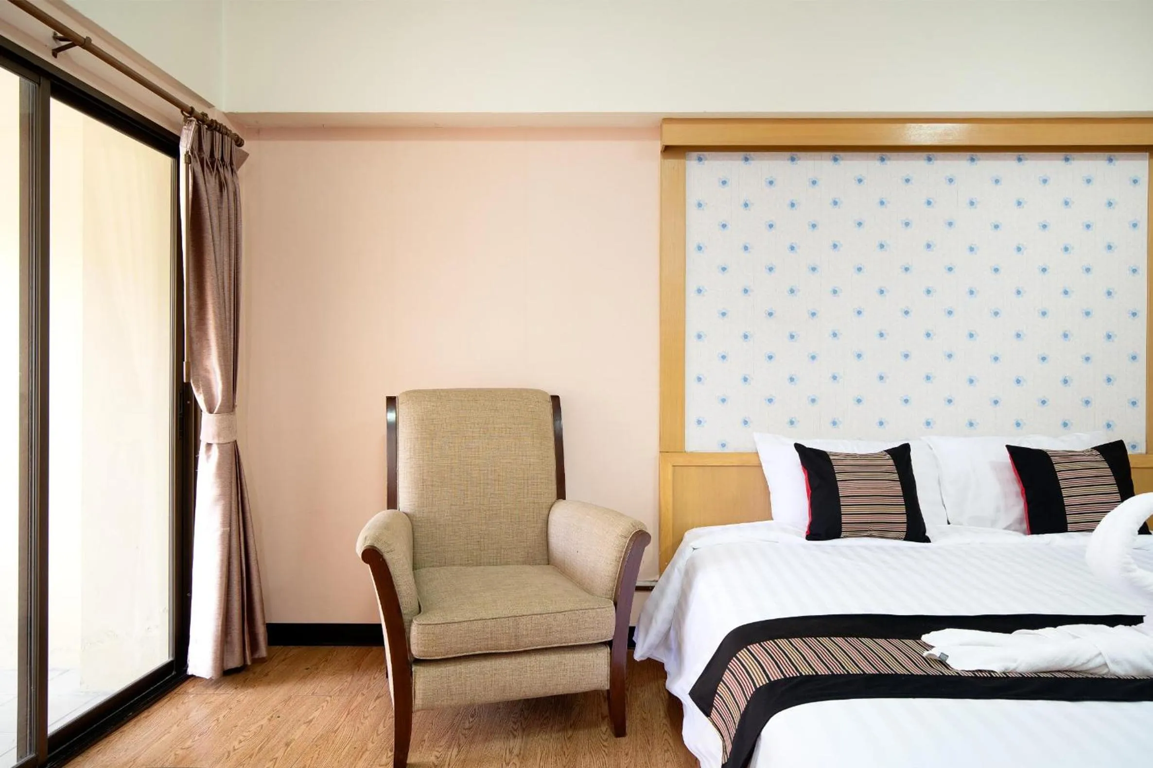 Seating area, Bed in P-Park Hotel Bangkok