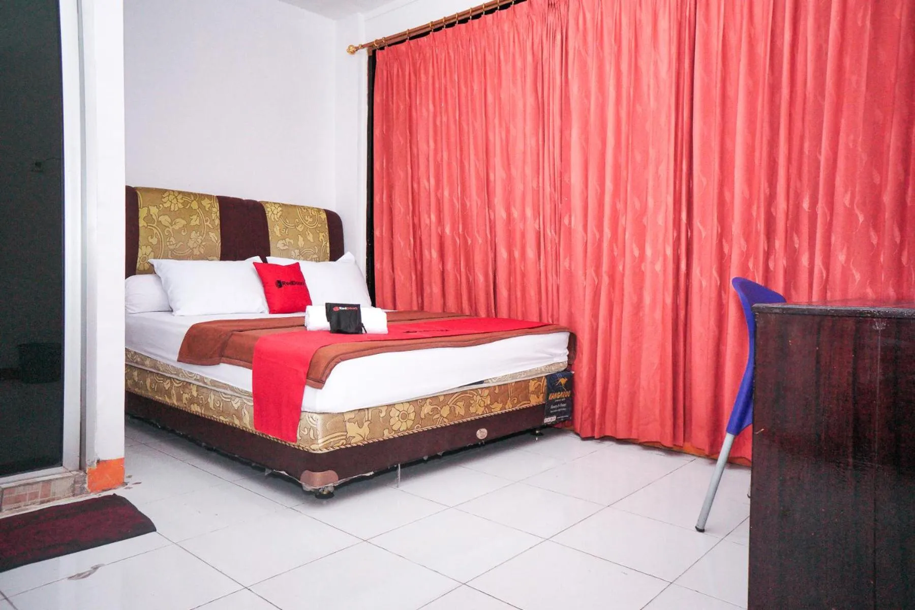 Standard Double Room in RedDoorz near Palembang Square Mall 2