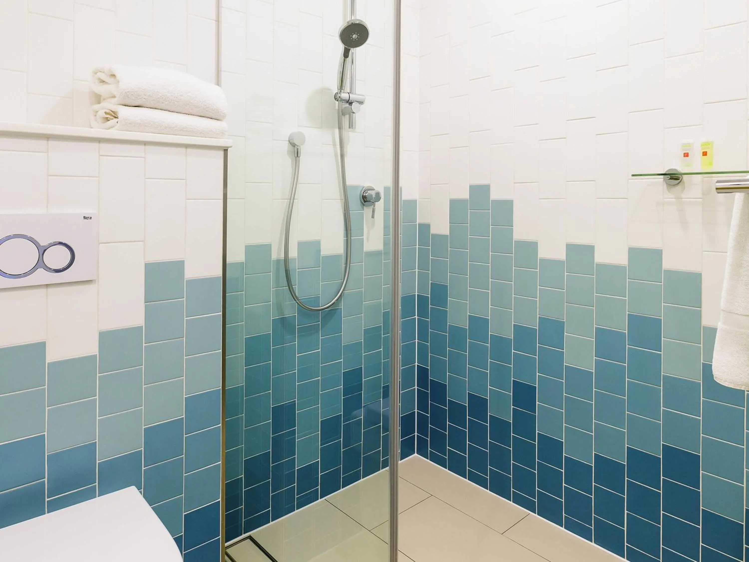 Bedroom in ibis Styles East Perth