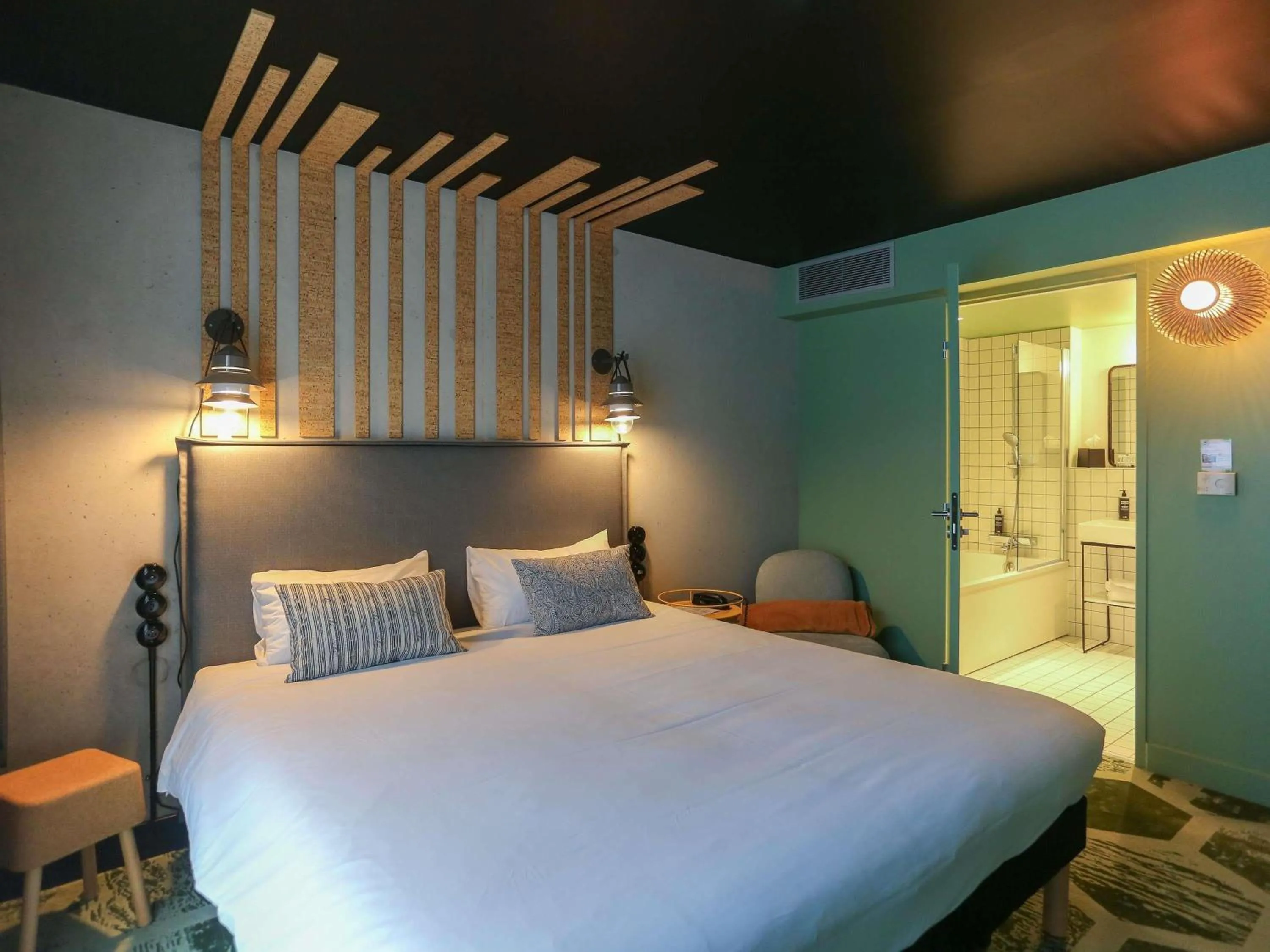 Bedroom, Bed in ibis Styles Amiens Centre