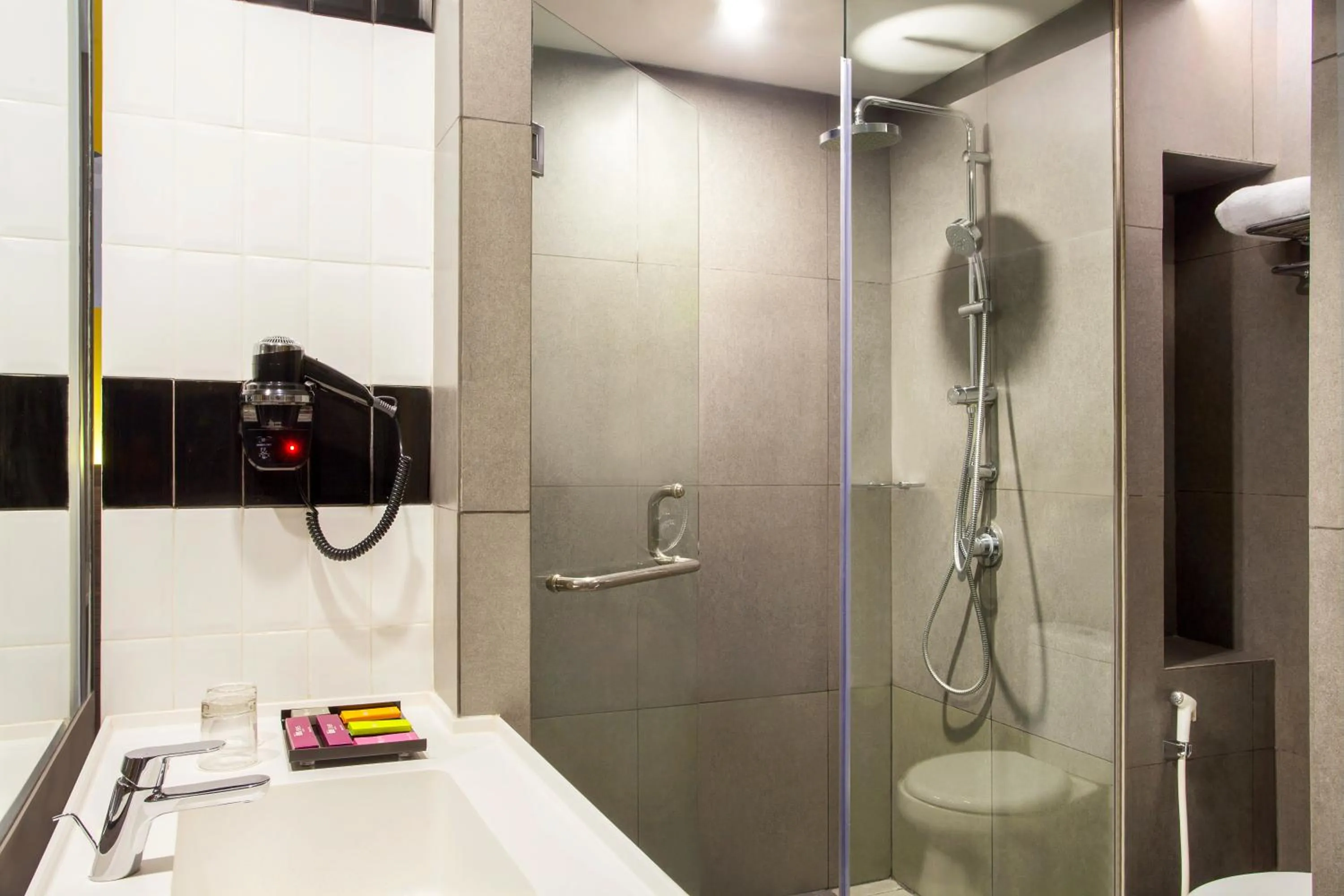 Shower in ibis Styles Bekasi Jatibening