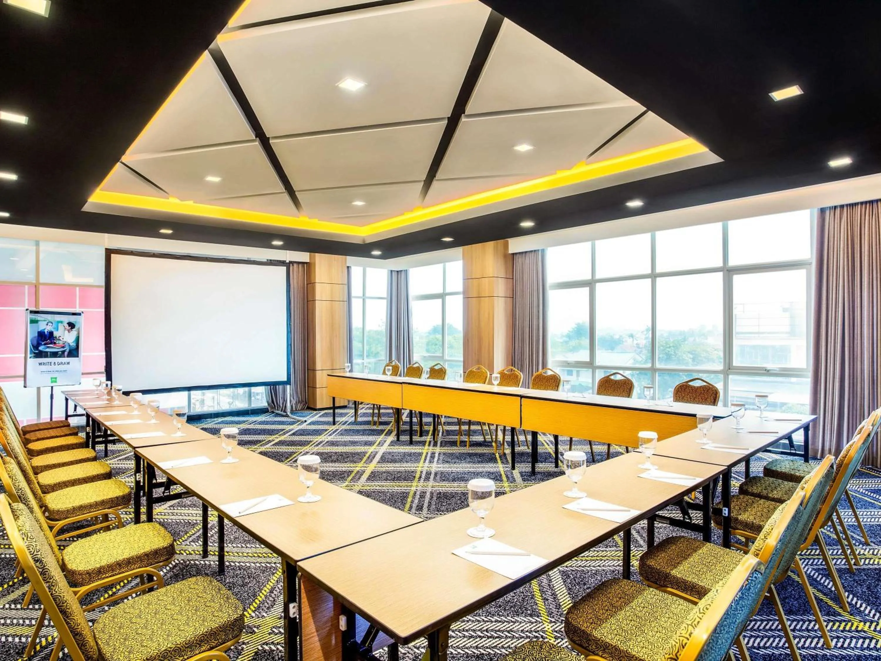 Meeting/conference room in ibis Styles Bekasi Jatibening