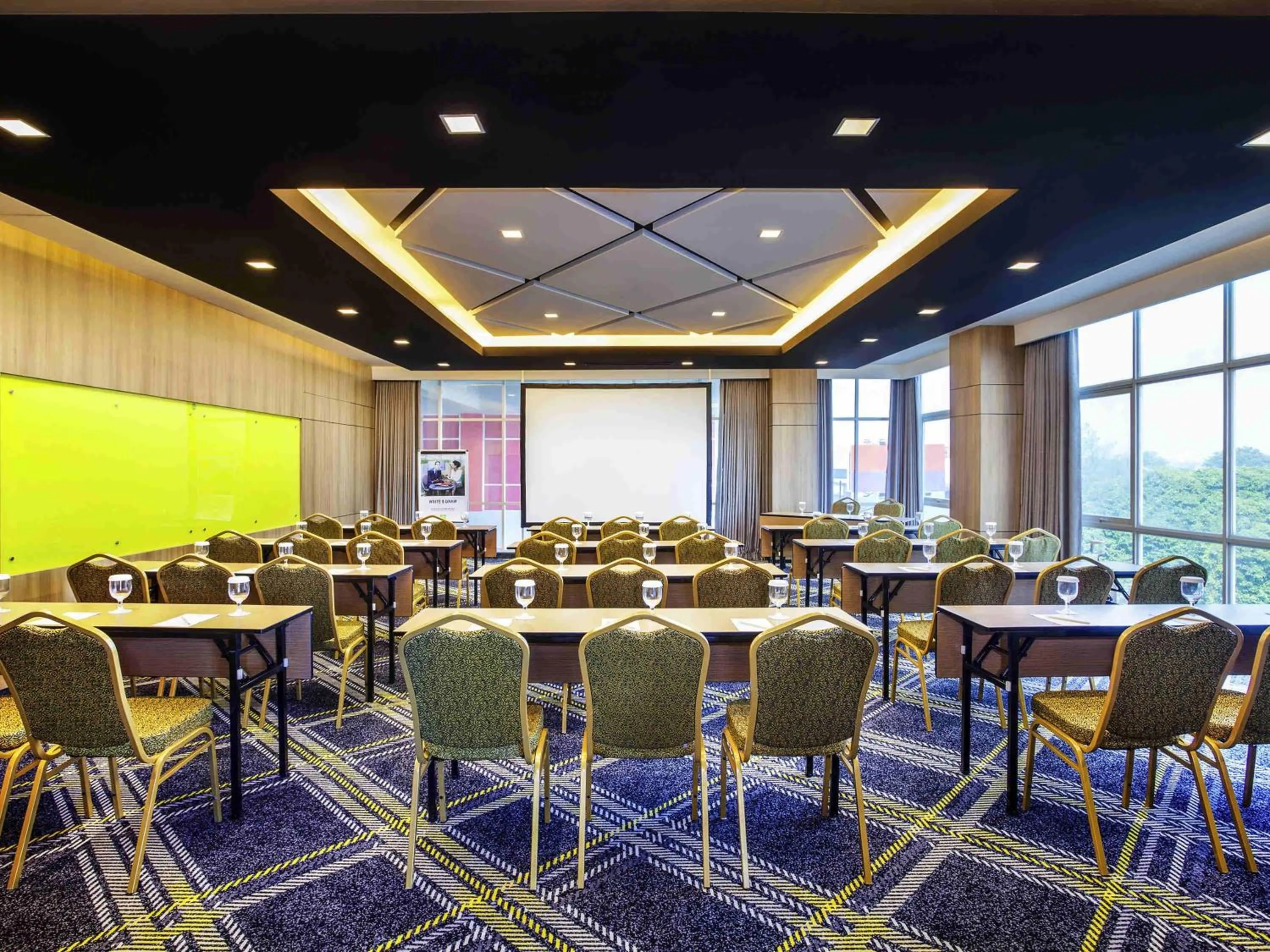 Meeting/conference room in ibis Styles Bekasi Jatibening