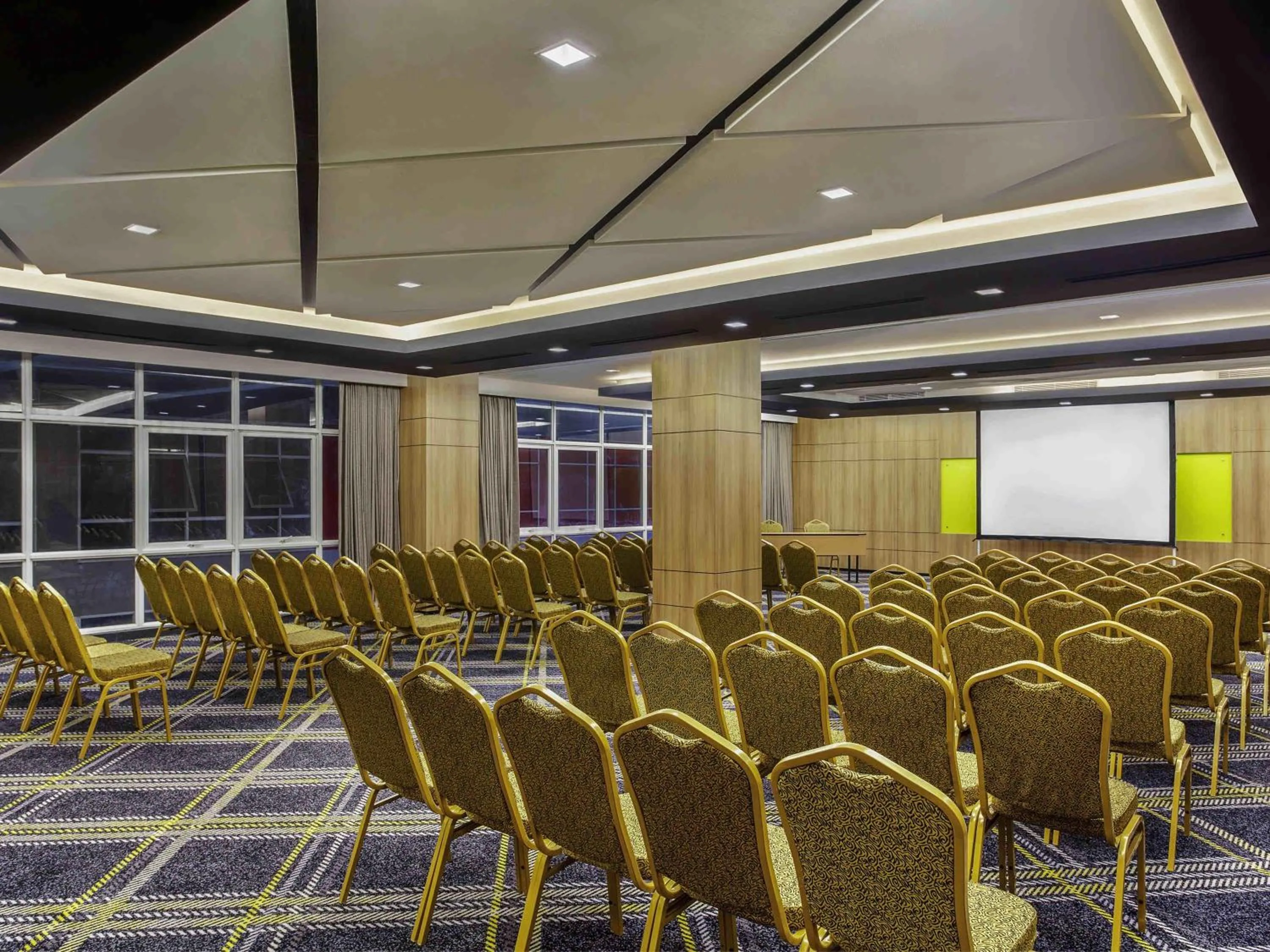 Meeting/conference room in ibis Styles Bekasi Jatibening
