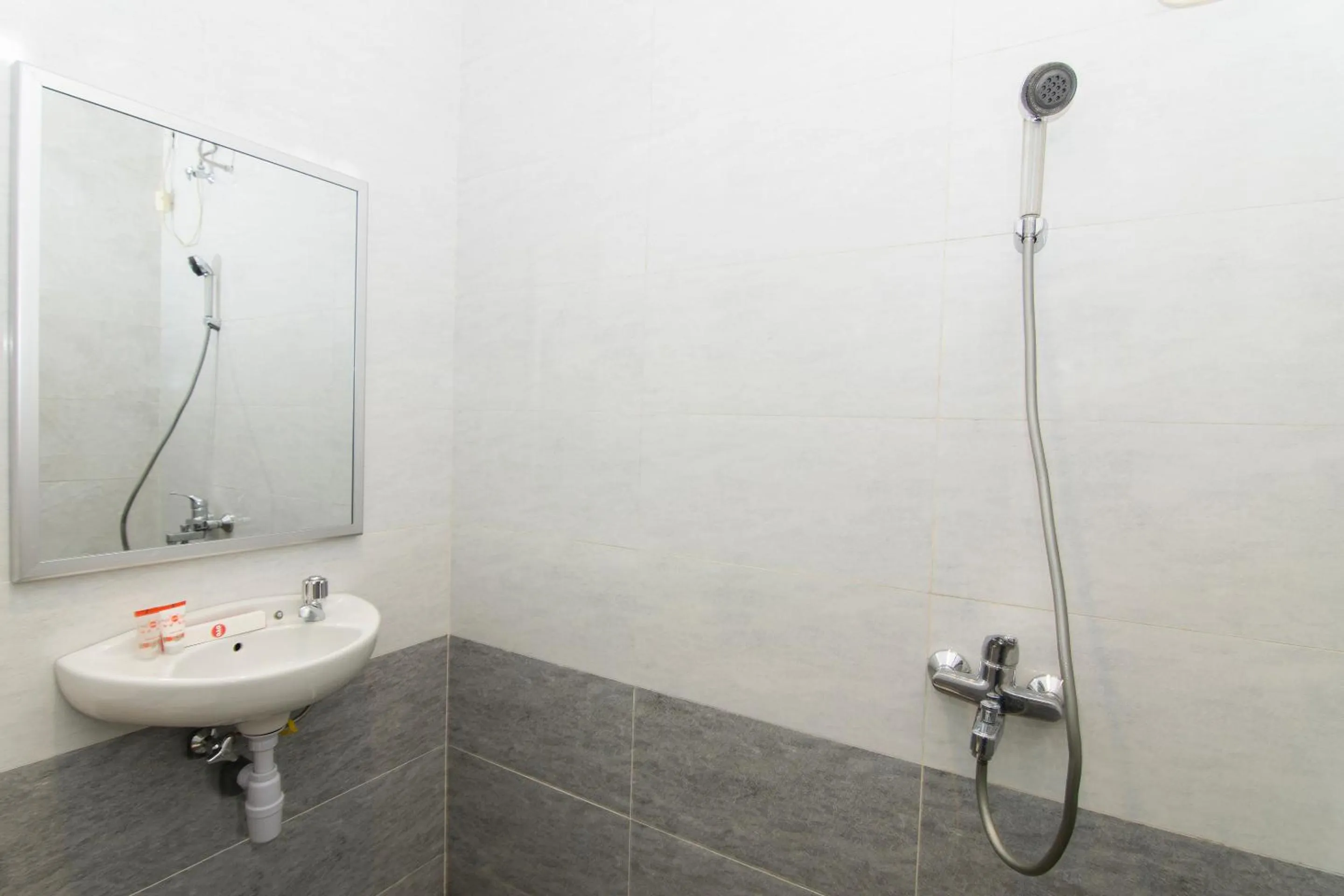 Bathroom in SUPER OYO 890 Dewi Fortuna Guest House