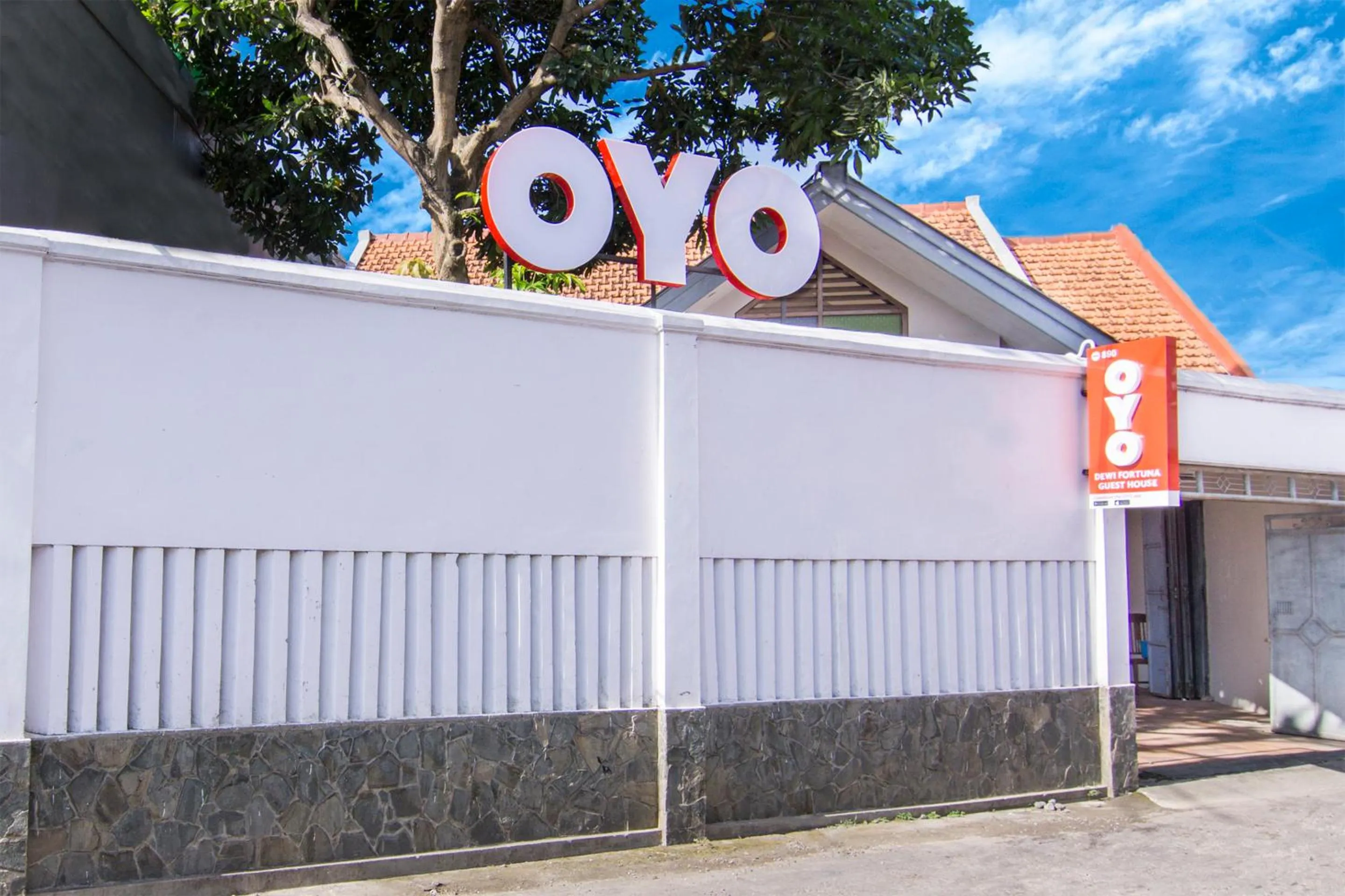 Facade/entrance in SUPER OYO 890 Dewi Fortuna Guest House
