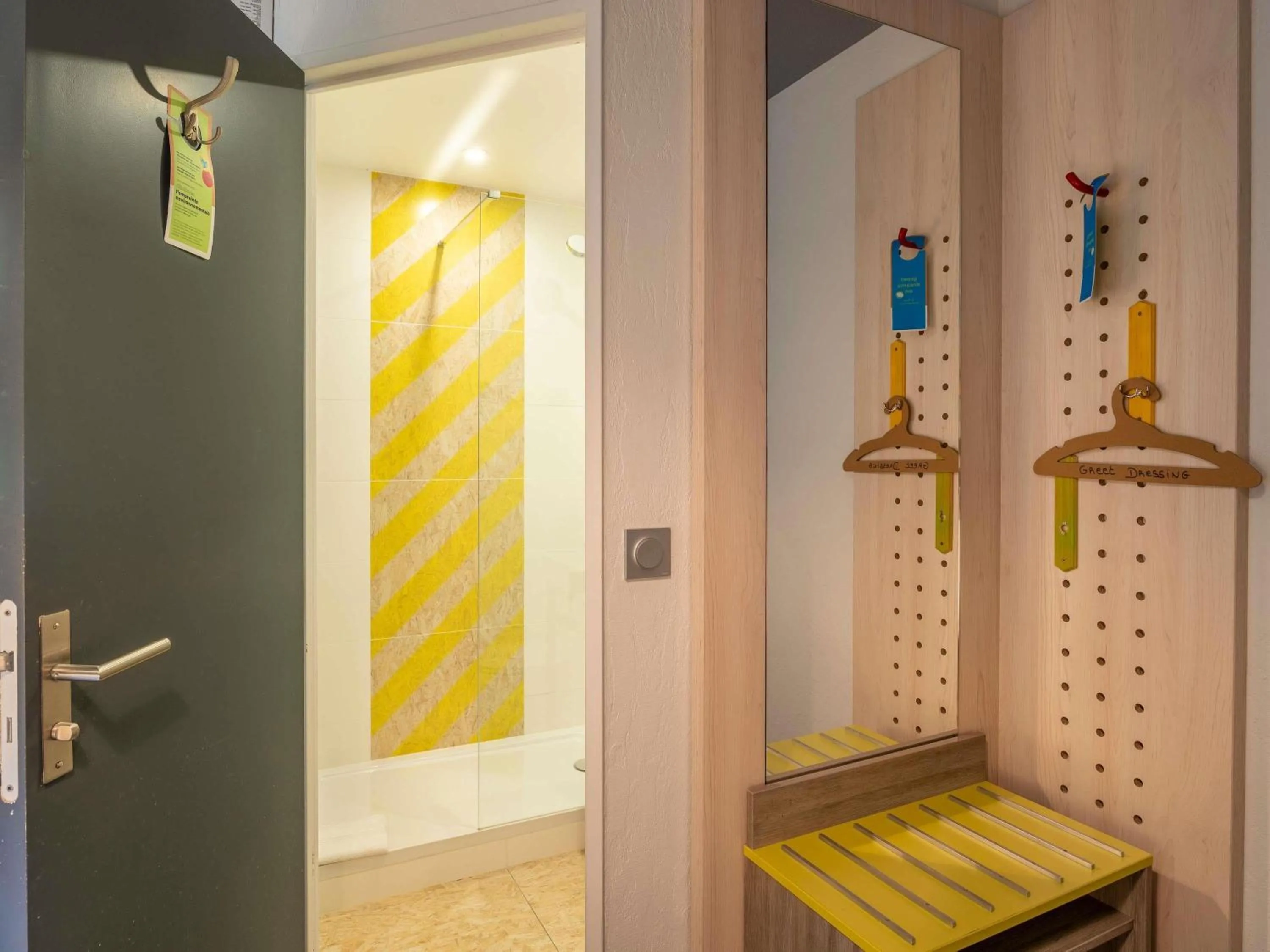 Bedroom in greet Hotel Bordeaux Aeroport