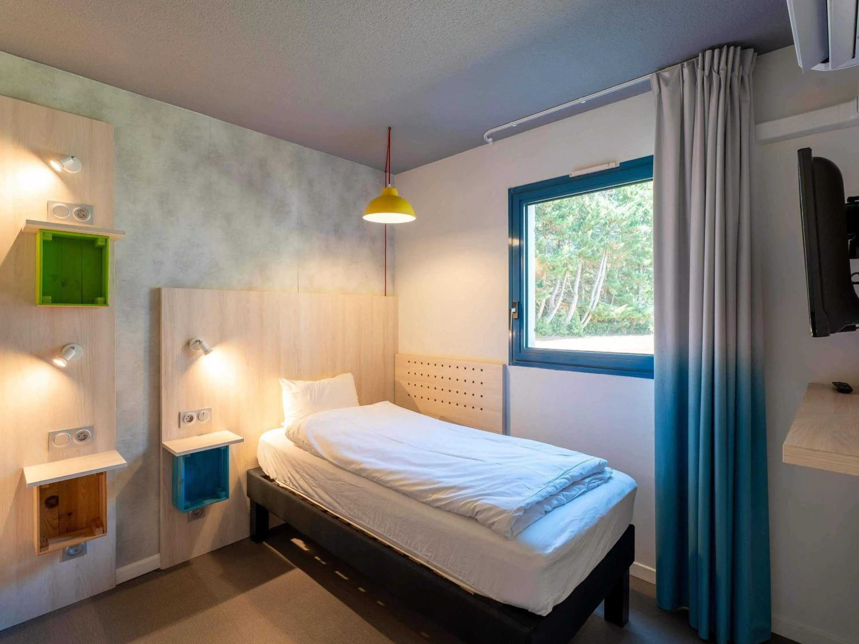 Bedroom, Bed in greet Hotel Bordeaux Aeroport