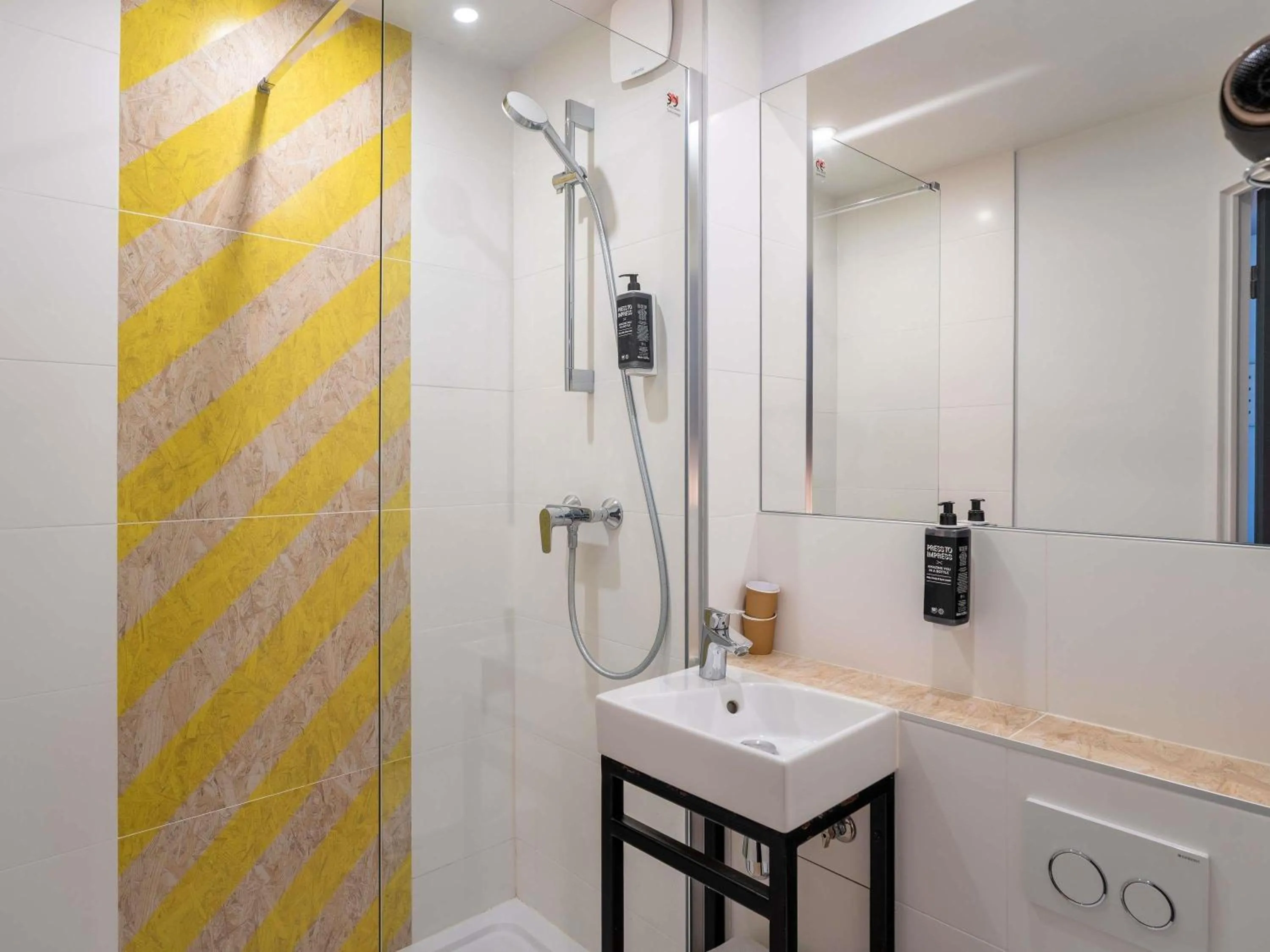 Bedroom in greet Hotel Bordeaux Aeroport