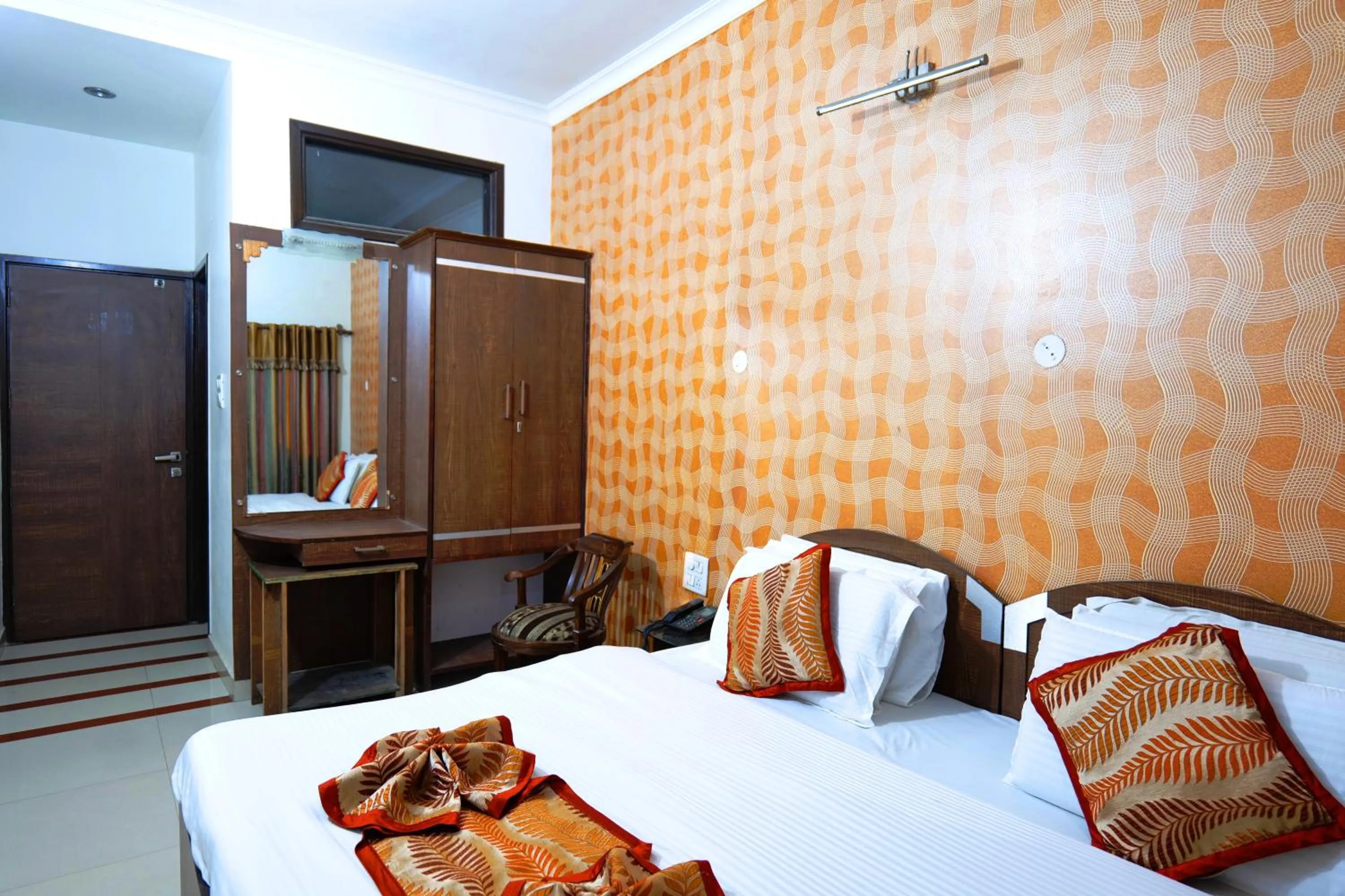 Bedroom, Bed in Hotel Holiday Comfort - 800 mts from Jallianwala Bagh