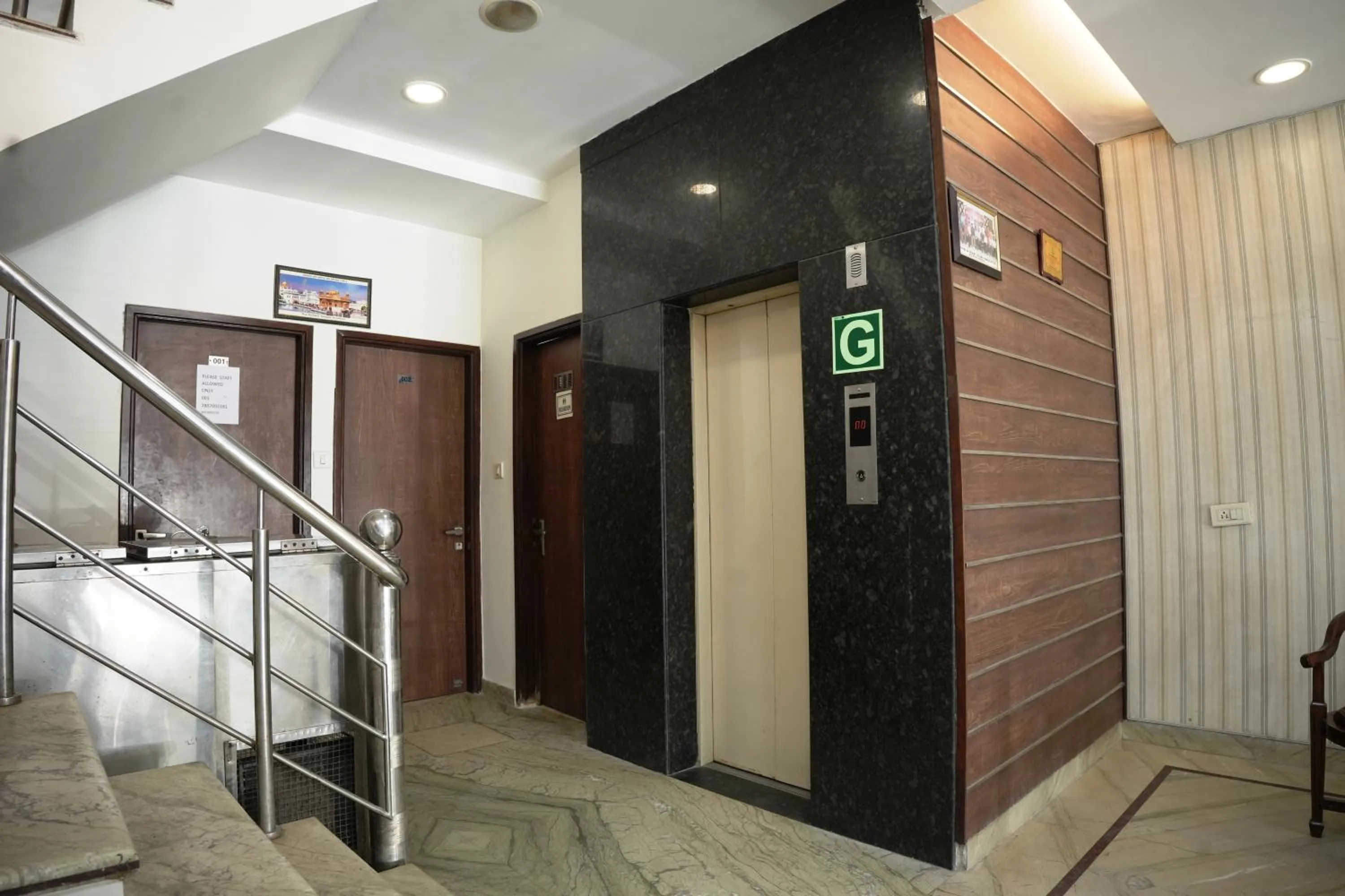 elevator in Hotel Holiday Comfort - 800 mts from Jallianwala Bagh