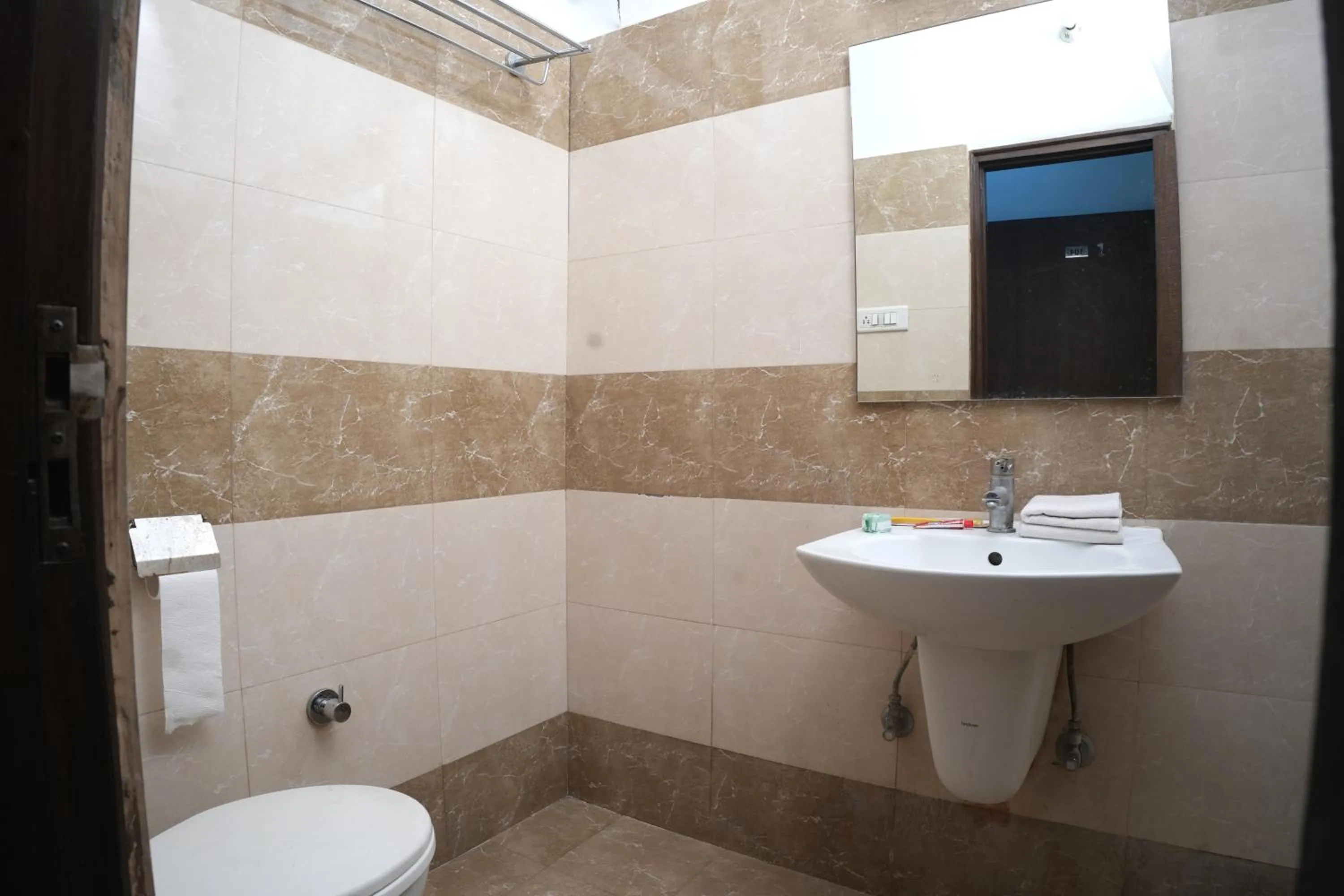 Bathroom in Hotel Holiday Comfort - 800 mts from Jallianwala Bagh