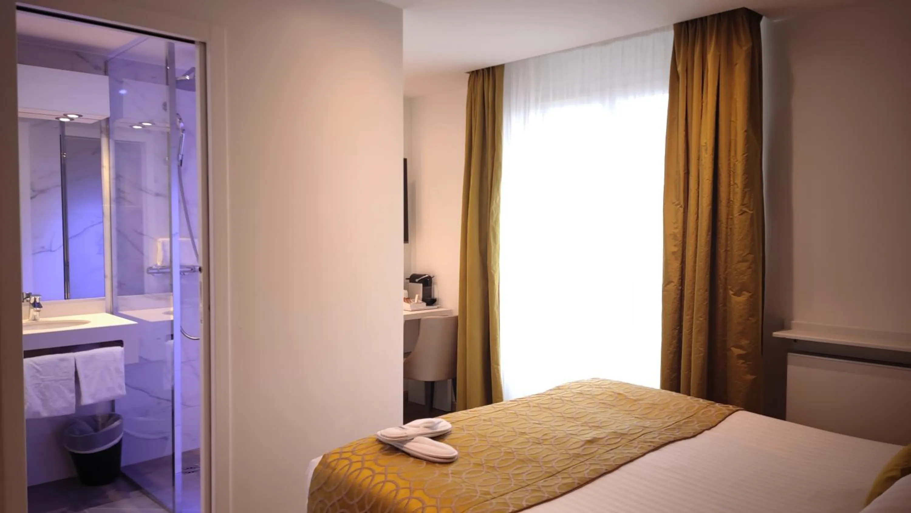 Photo of the whole room, Bed in Best Western Plus Hotel Carlton Annecy