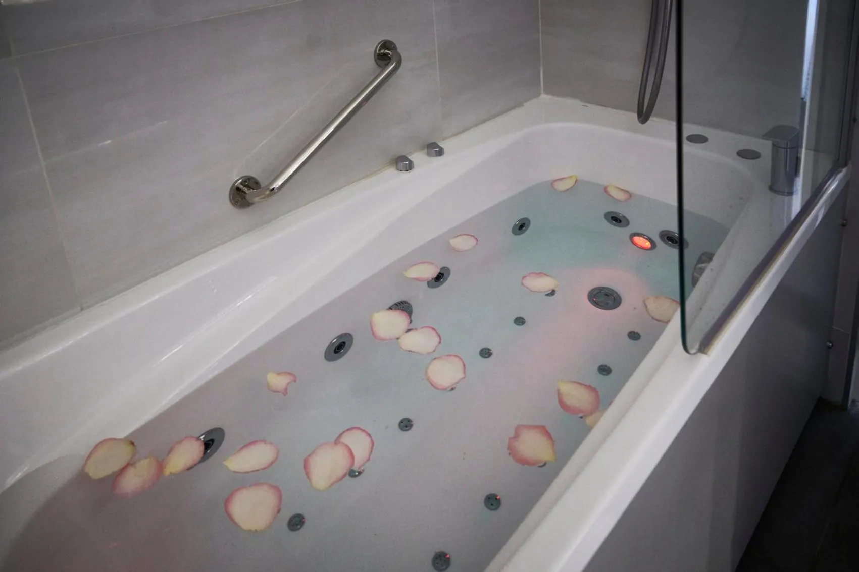 Hot Tub in Best Western Plus Hotel Carlton Annecy