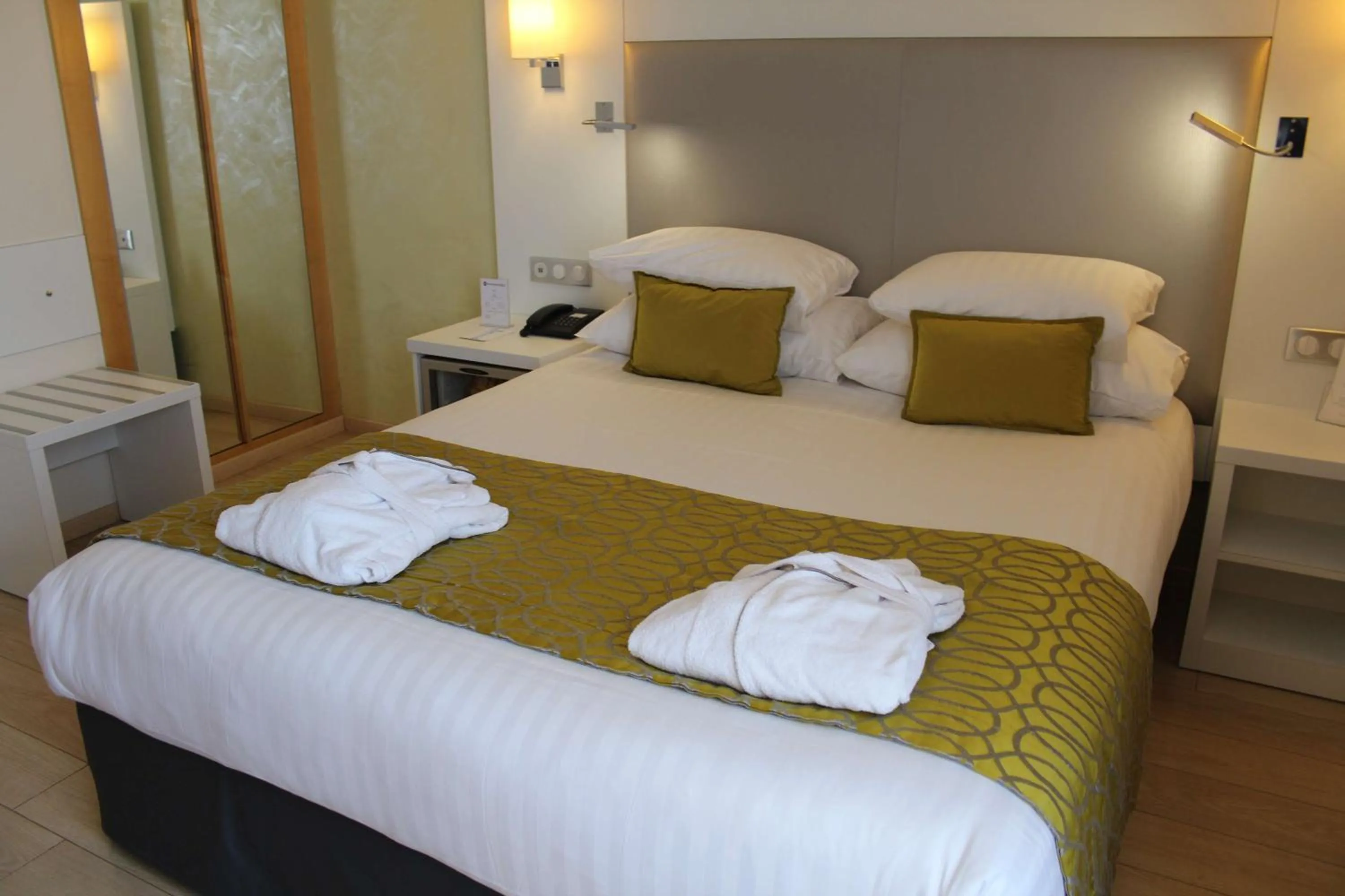 Bedroom, Bed in Best Western Plus Hotel Carlton Annecy