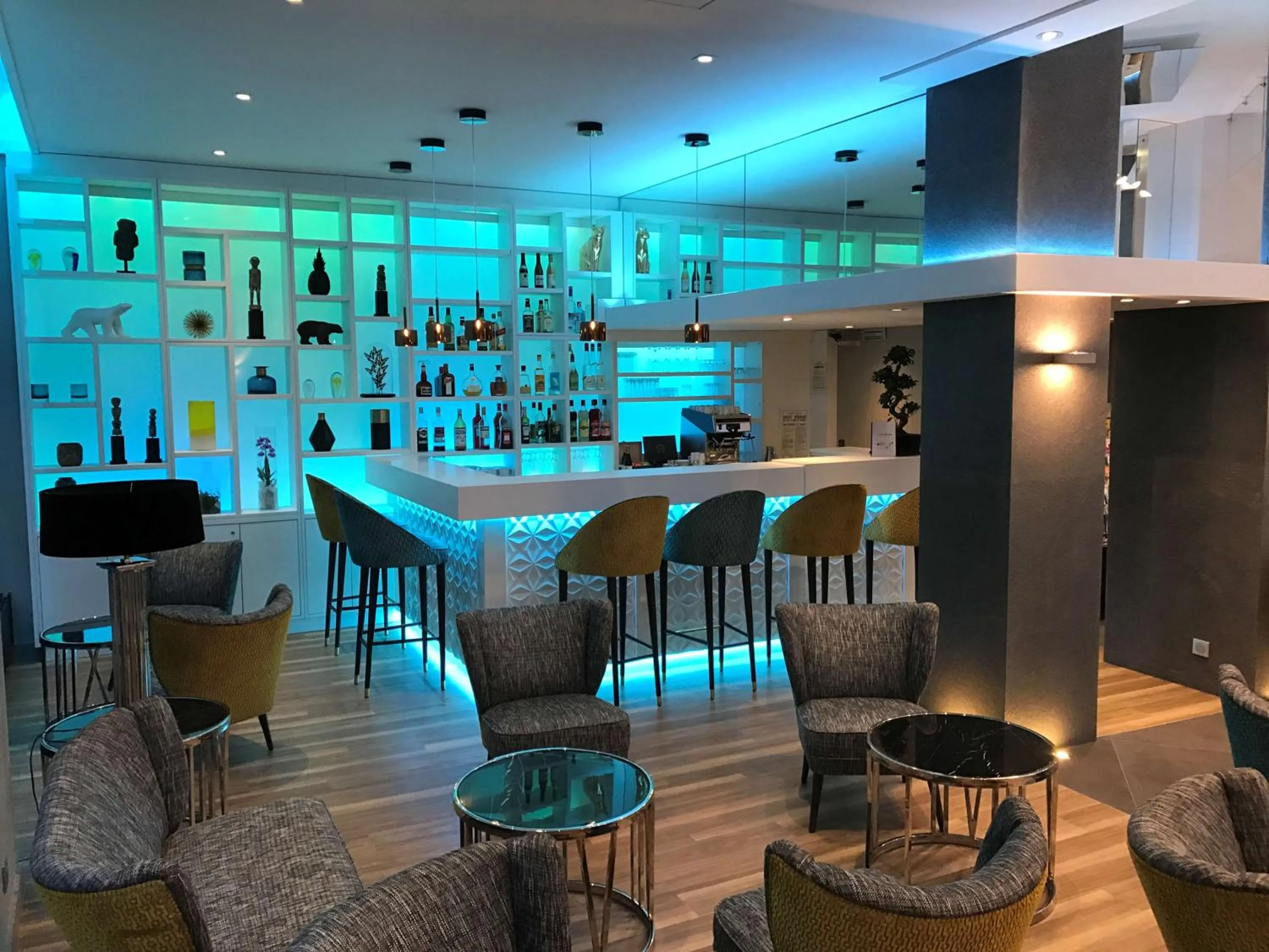 Lounge or bar in Best Western Plus Hotel Carlton Annecy