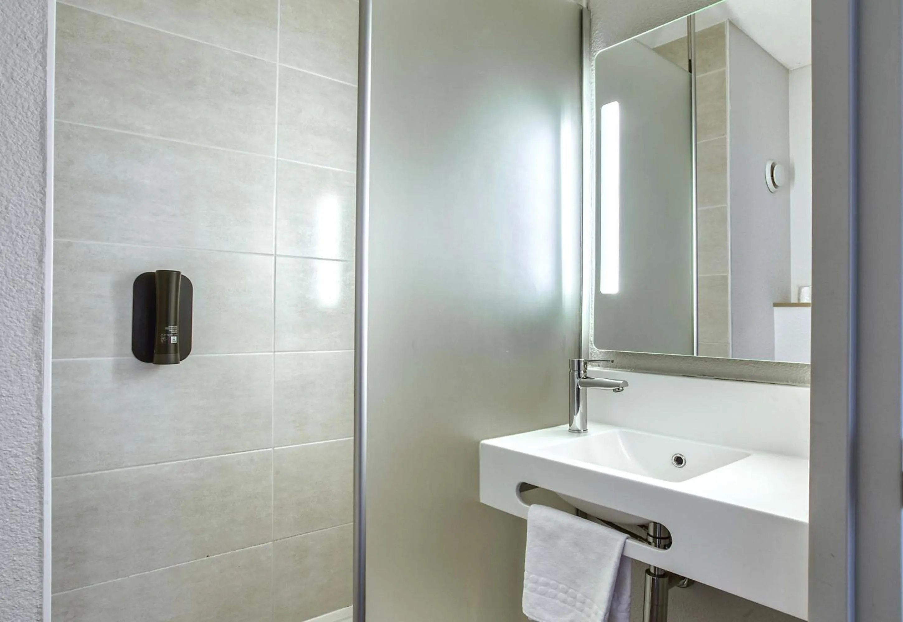 Bathroom in B&B HOTEL Angoulême