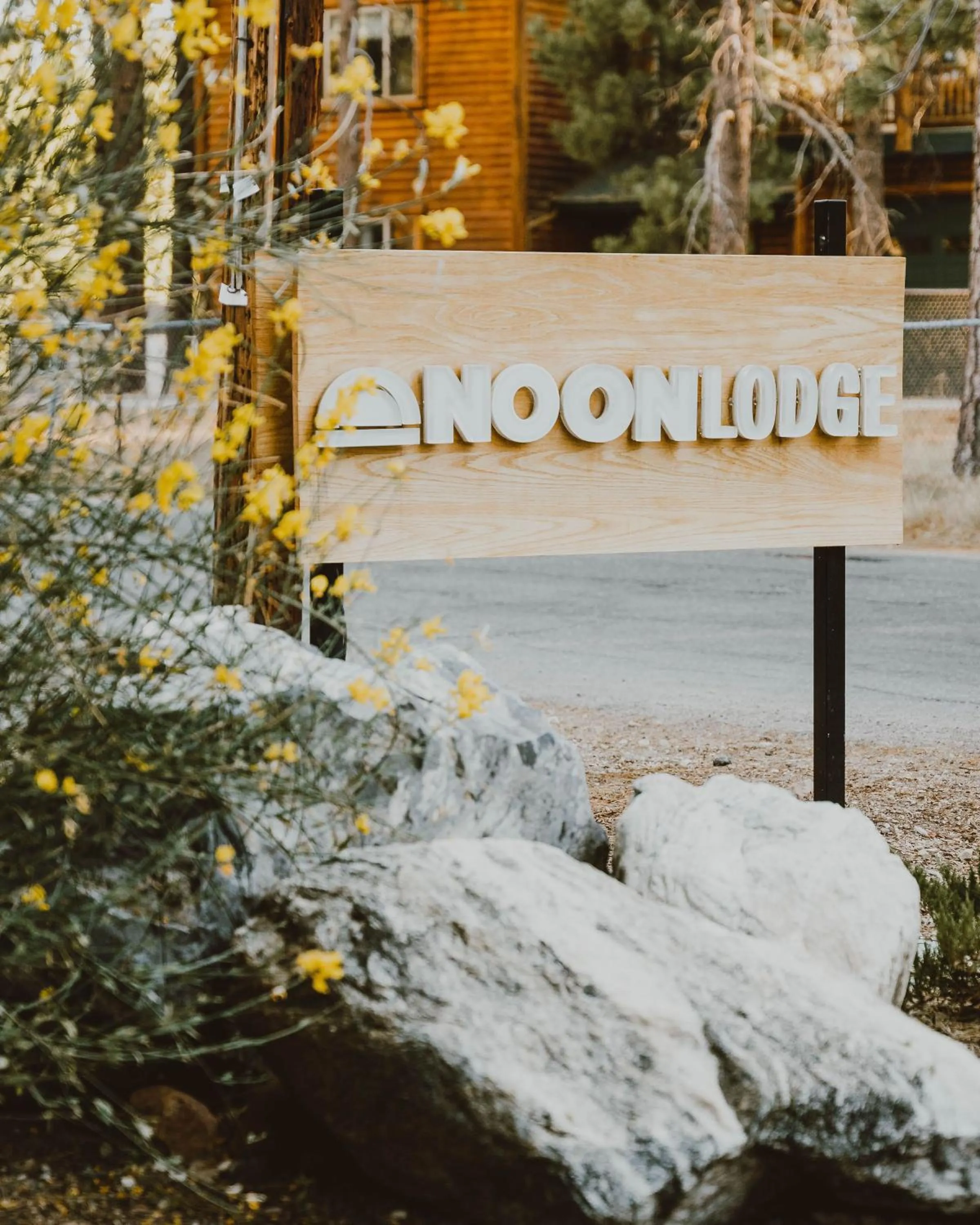 Facade/entrance in Noon Lodge