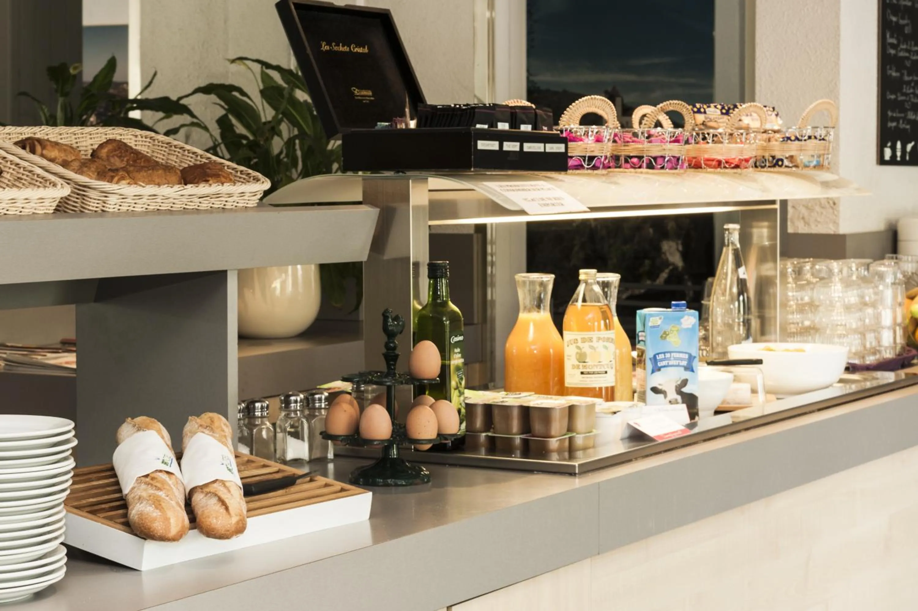 Buffet breakfast in Brit Hotel Cahors - Le France