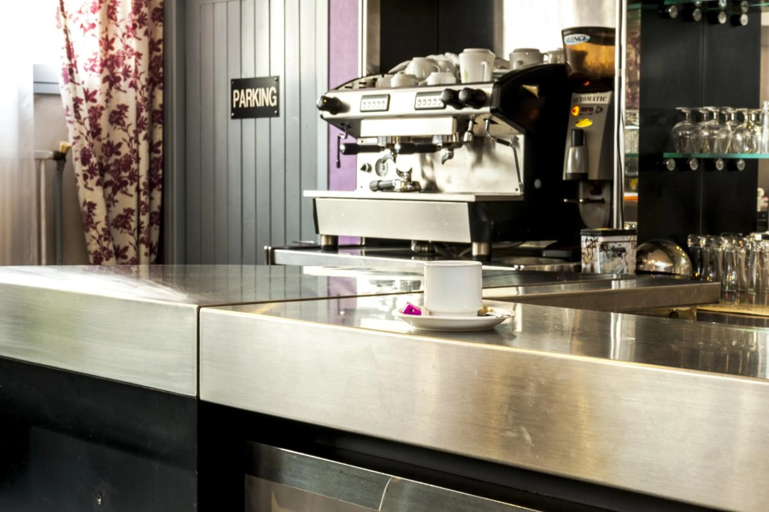 Lounge or bar in Brit Hotel Cahors - Le France