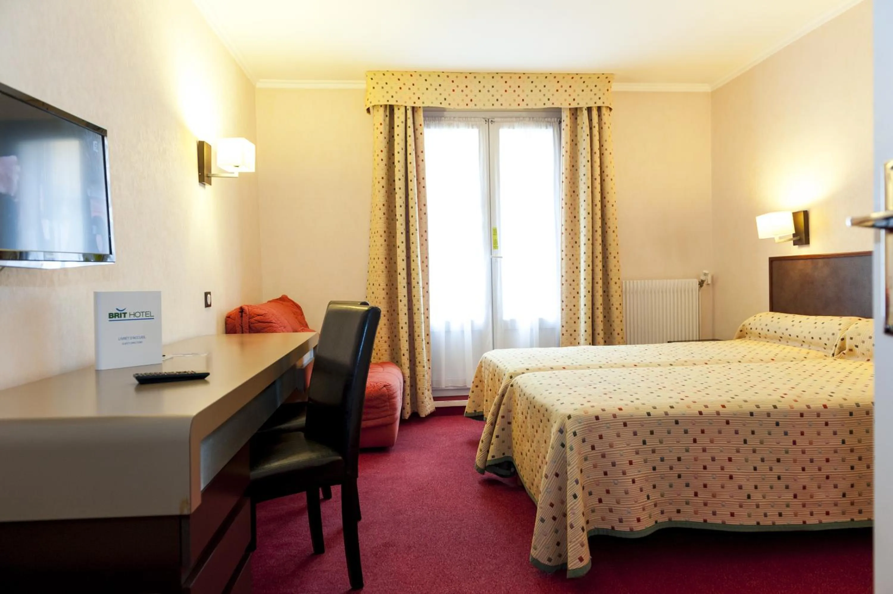 Photo of the whole room in Brit Hotel Cahors - Le France