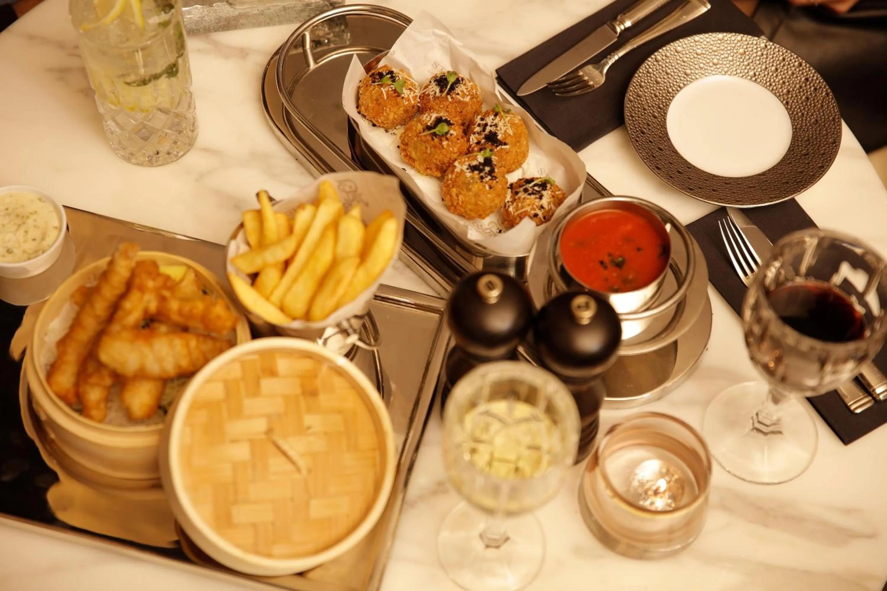 Lounge or bar in The St. Regis Amman