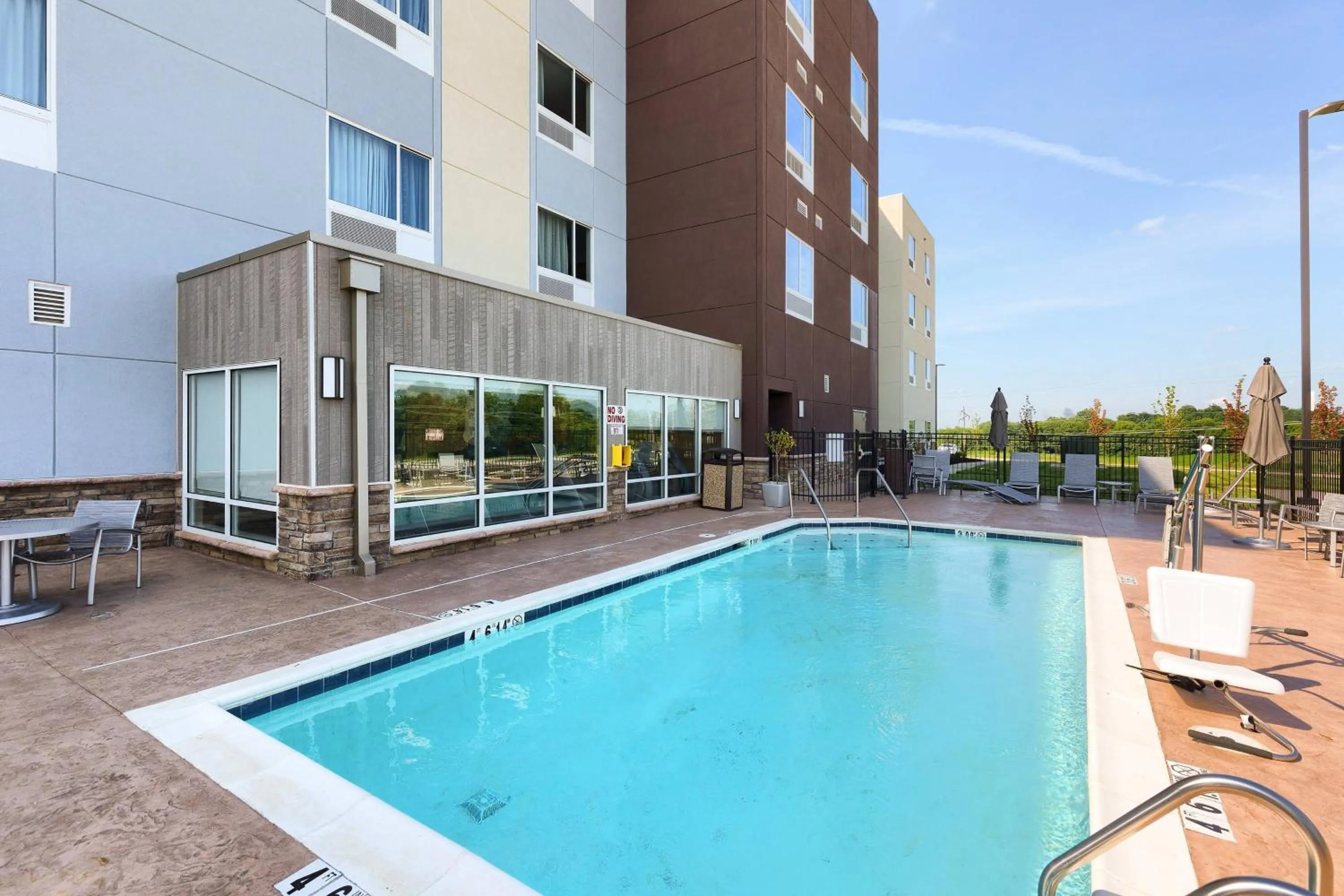 Swimming pool in TownePlace Suites by Marriott Owensboro