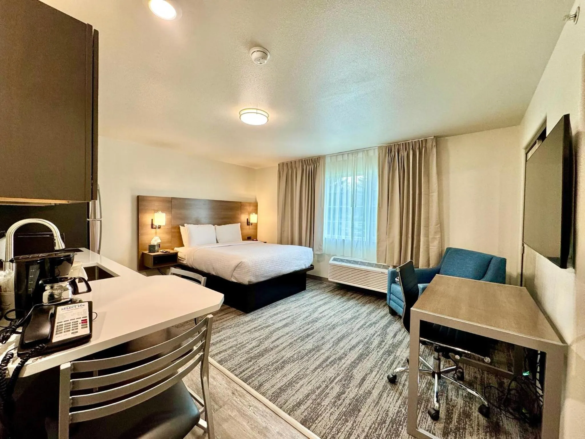 Photo of the whole room, Bed in Alaska's Select Inn Wasilla