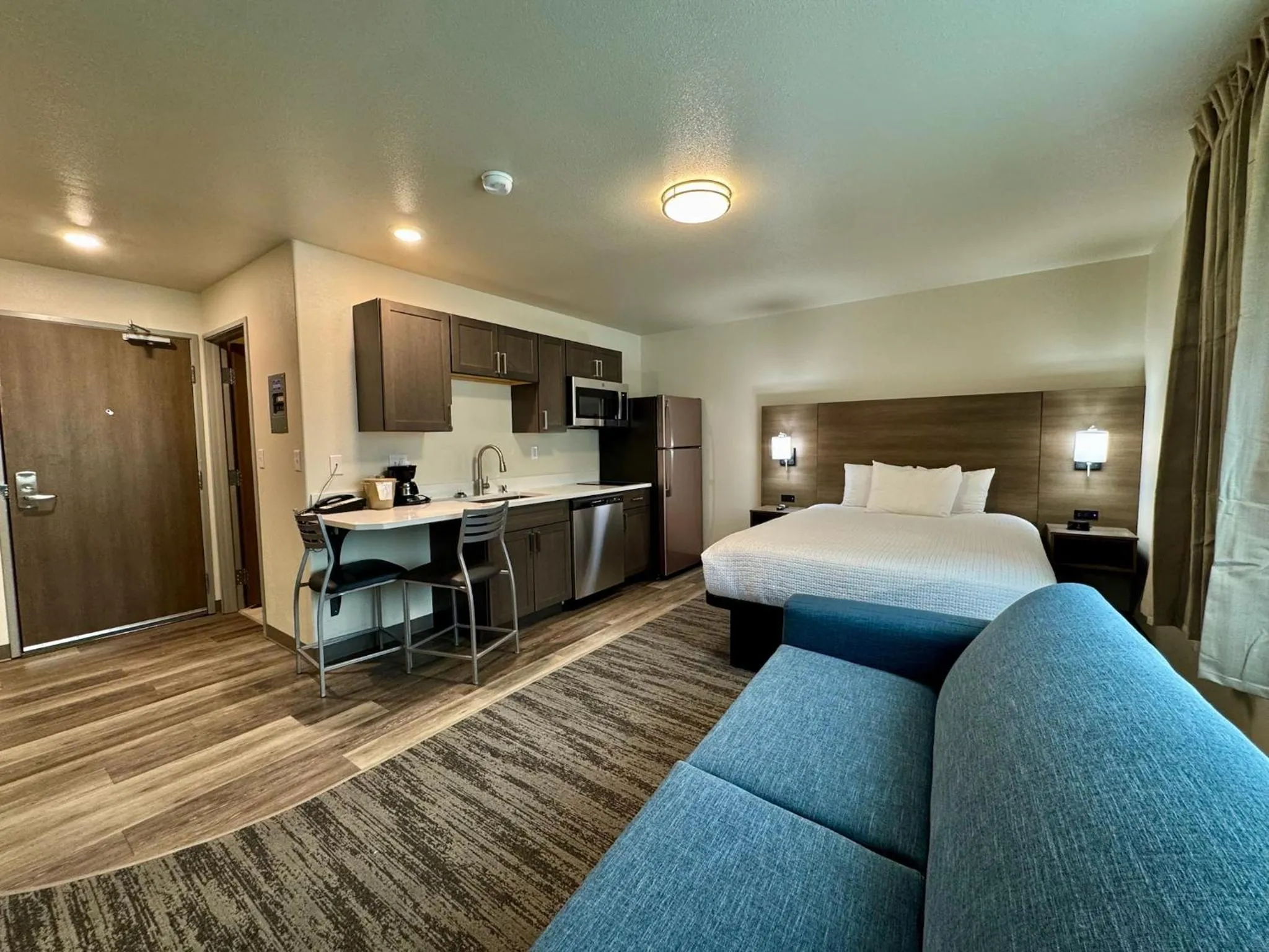 Photo of the whole room in Alaska's Select Inn Wasilla